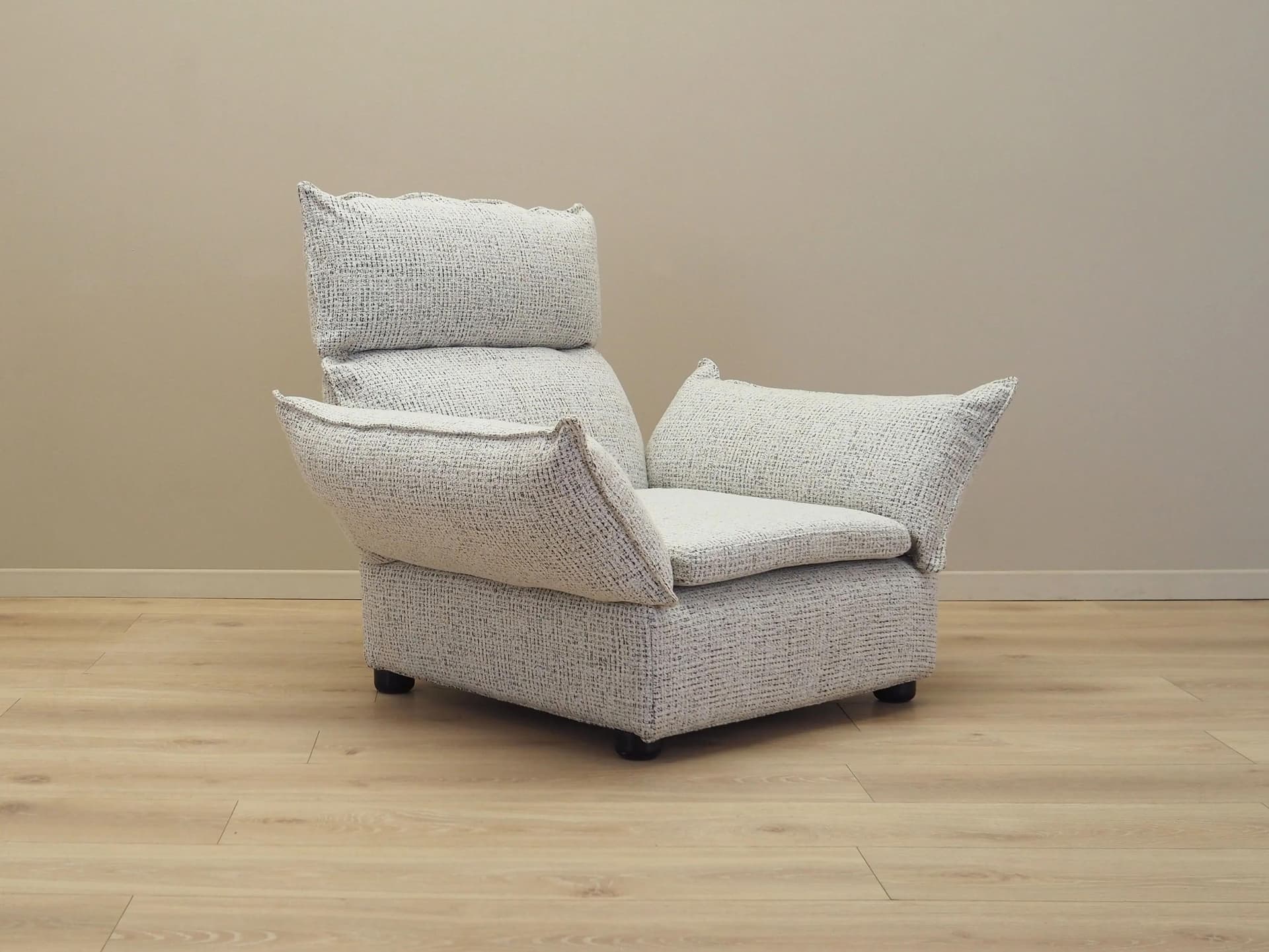 Fotel wypoczynkowy, postmodernizm, szary, tkanina, Włochy, lata 70. - 19711