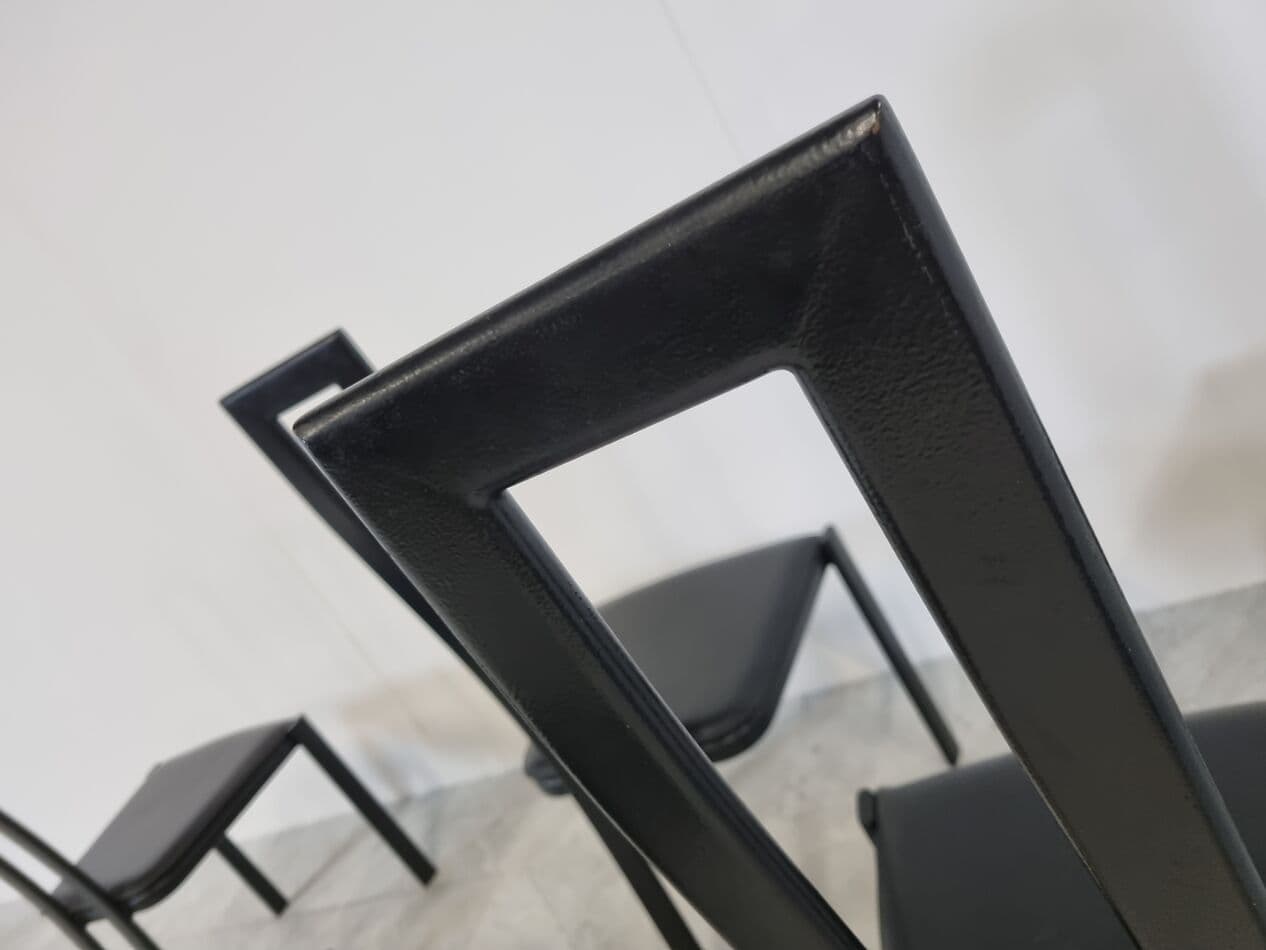 Komplet sześciu krzeseł do jadalni postmodernistycznych, metal czarny, Włochy, lata 80. - 265585