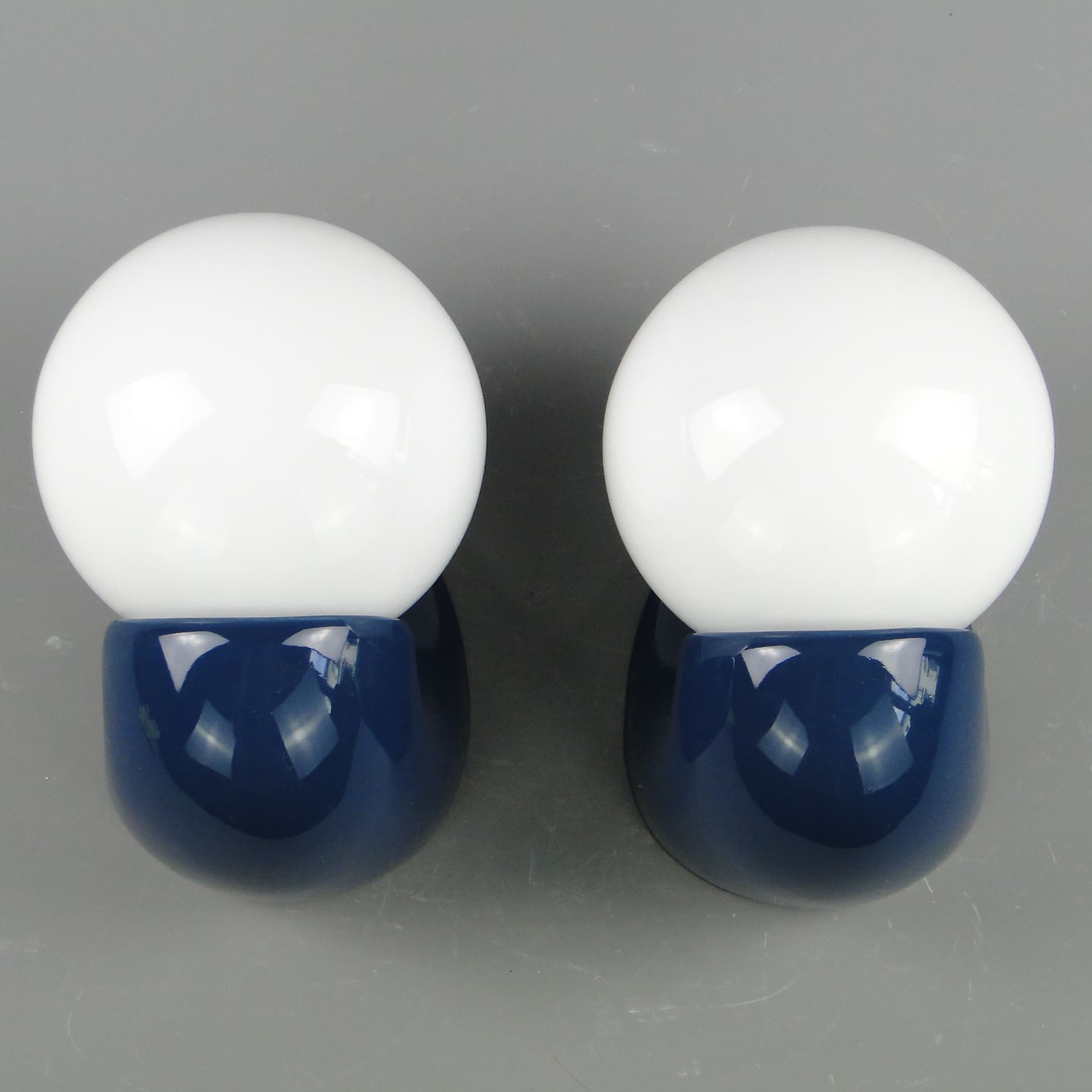 Para kinkietów, ceramika granatowa, szkło białe, Polska, lata 70. - 2035