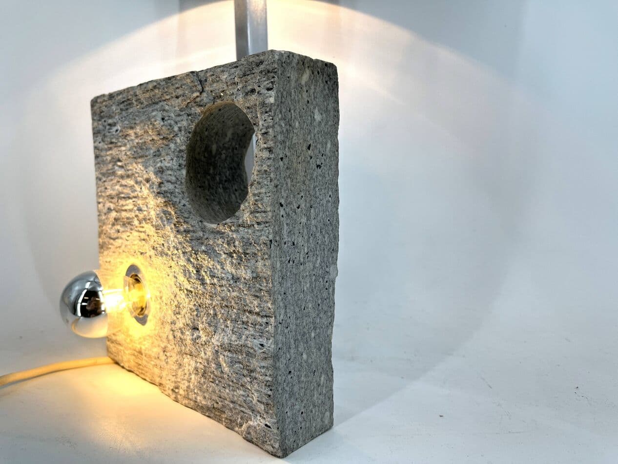 Lampa stołowa postmodernistyczna, granit szary, chrom, tkanina czarna, Włochy, lata 70. - 264943