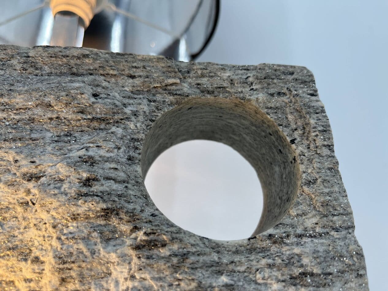 Lampa stołowa postmodernistyczna, granit szary, chrom, tkanina czarna, Włochy, lata 70. - 264948