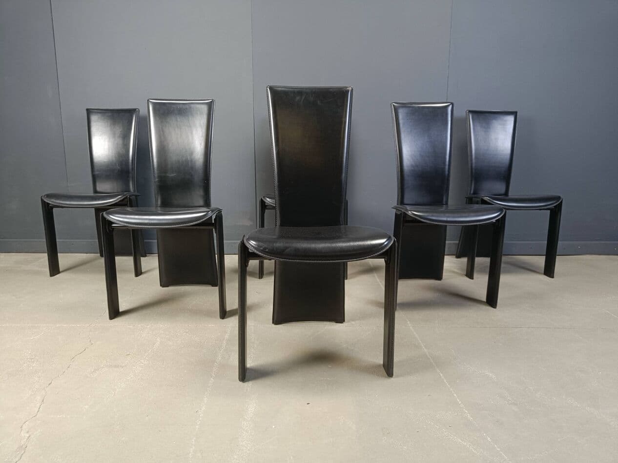Komplet sześciu krzeseł jadalnianych, skóra czarna, proj. P. Costantini, Włochy, lata 80. - 264579