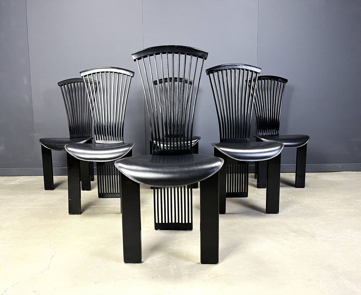 zestaw sześciu krzeseł Fan, drewno czarne, ekoskóra czarna, proj. P. Costantini, Włochy, lata 80. - 264471
