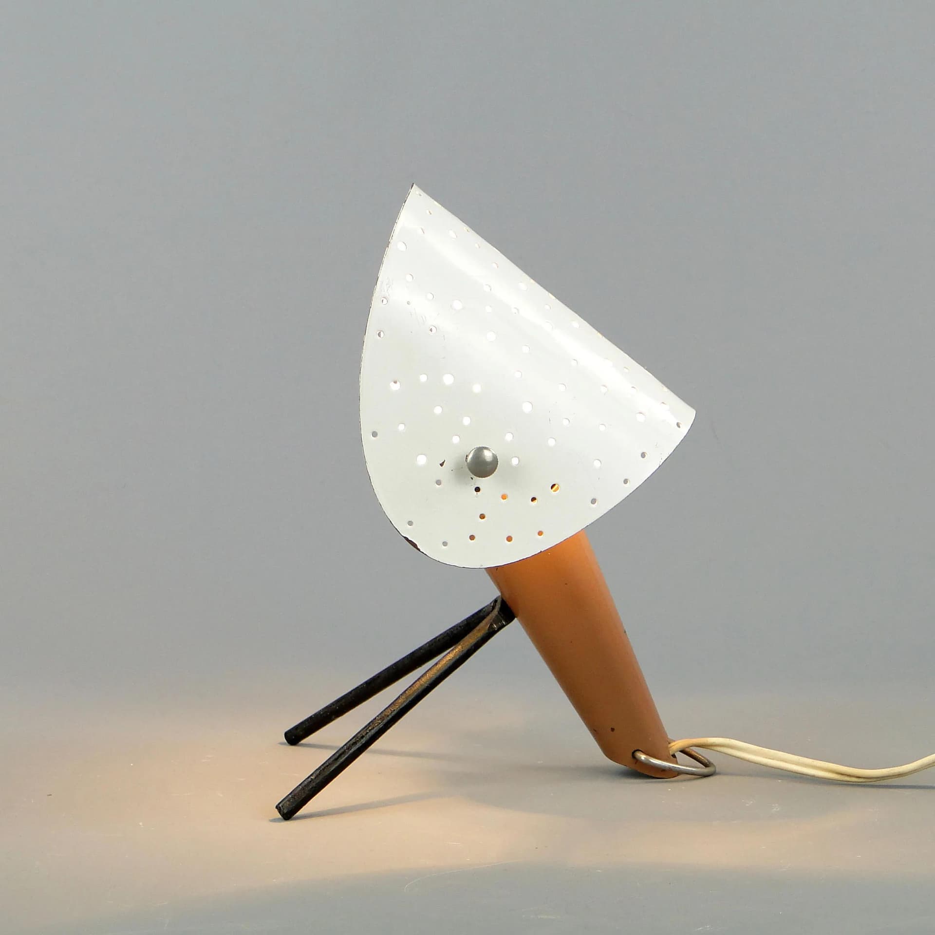 Lampa stołowa-ścienna, brązowy stal, klosz biały stal, nogi czarny stal, proj. A. Gałecki, Polska, lata 60. - 19954