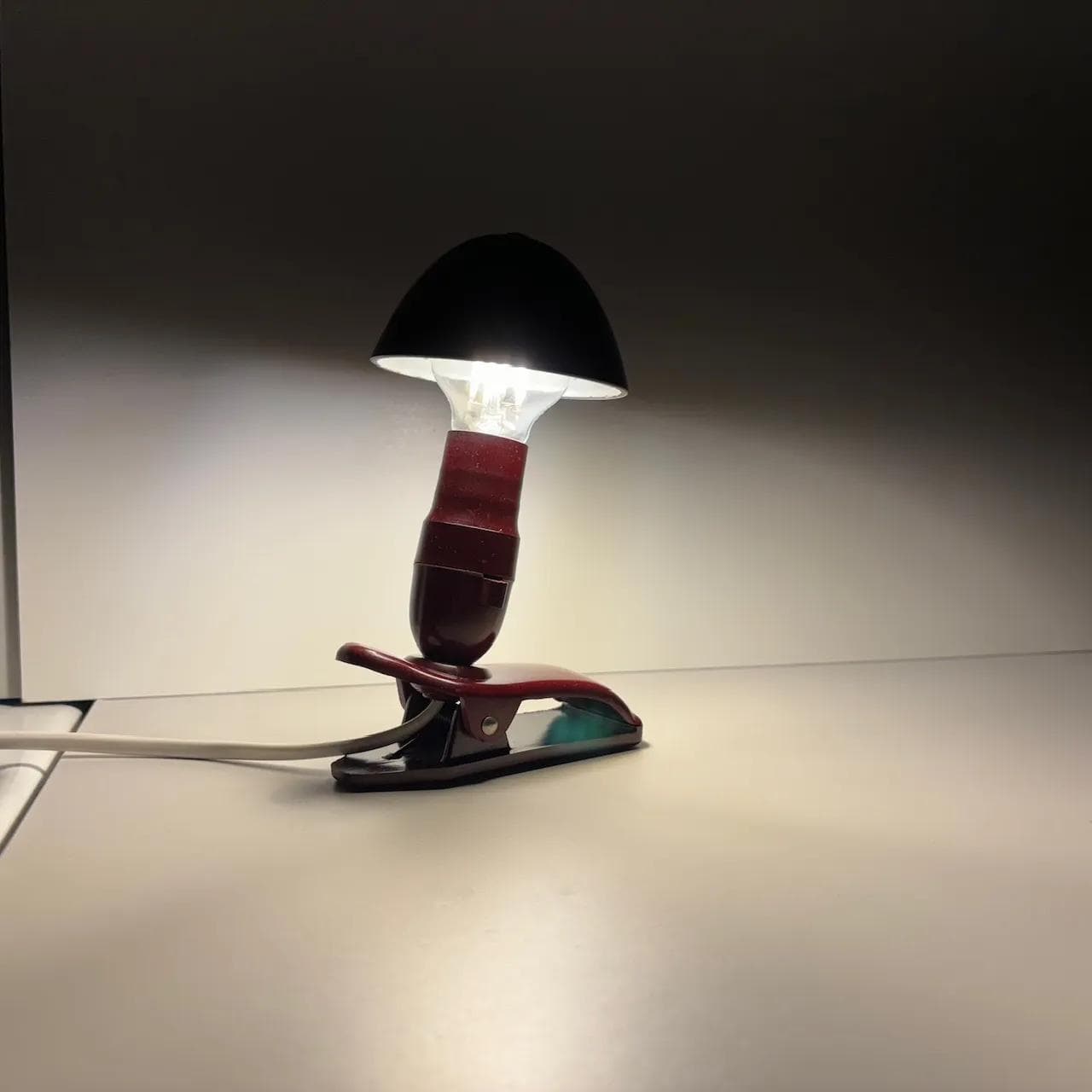 Bordowa bakelitowa lampka nocna, Niemcy, lata 60. - 20078