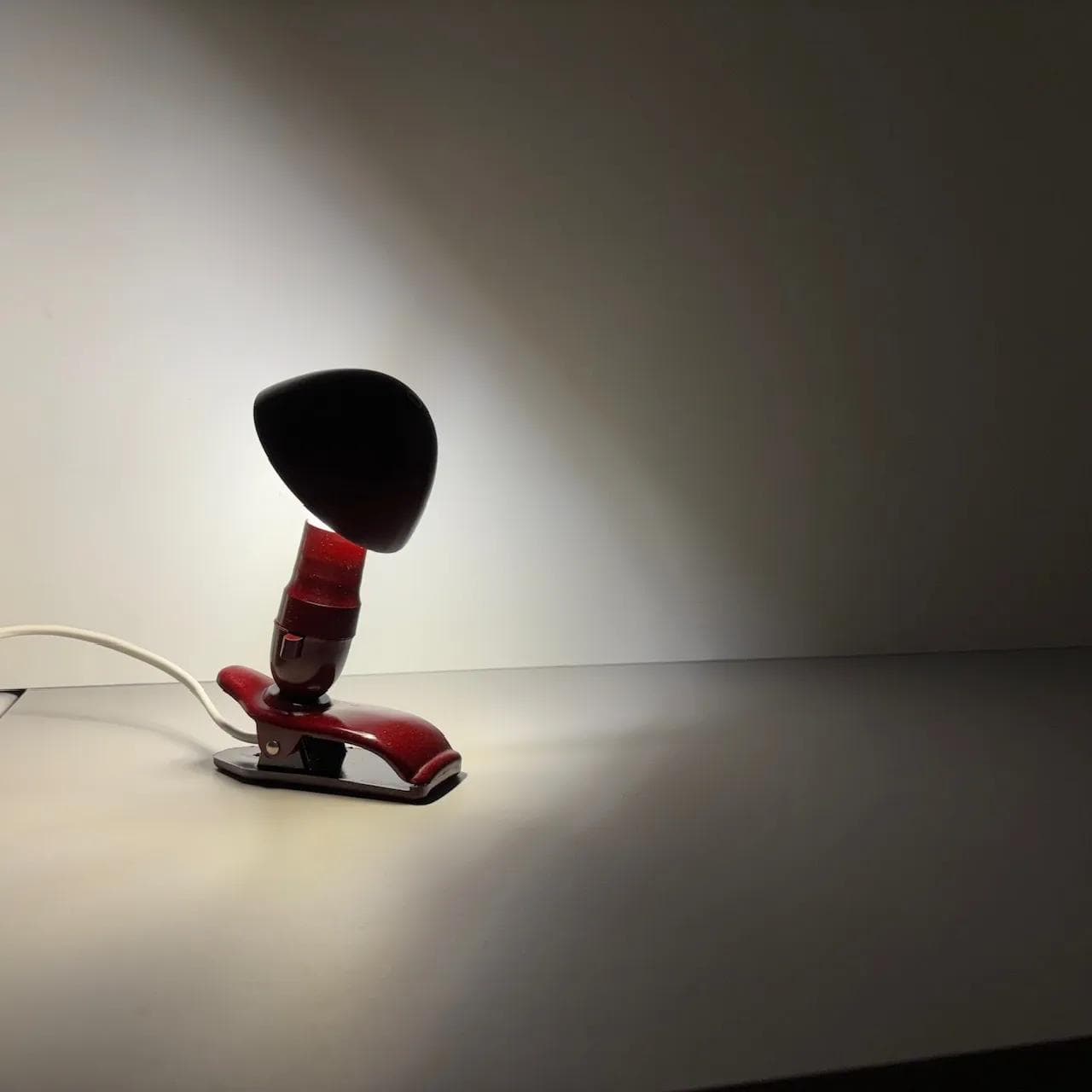 Bordowa bakelitowa lampka nocna, Niemcy, lata 60. - 20076