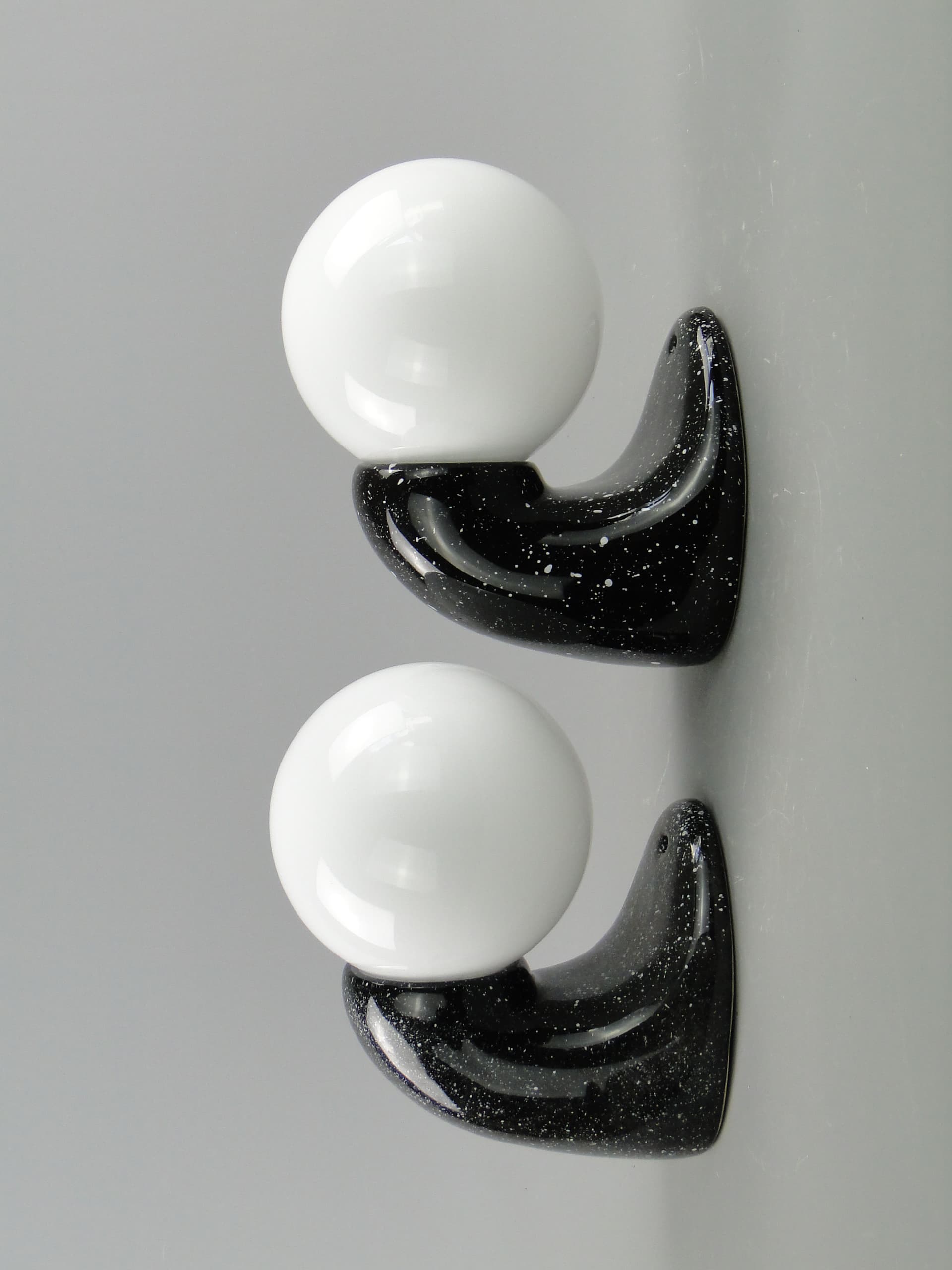 Para kinkietów Space Age, ceramika czarna, Polska, lata 70. - 2079