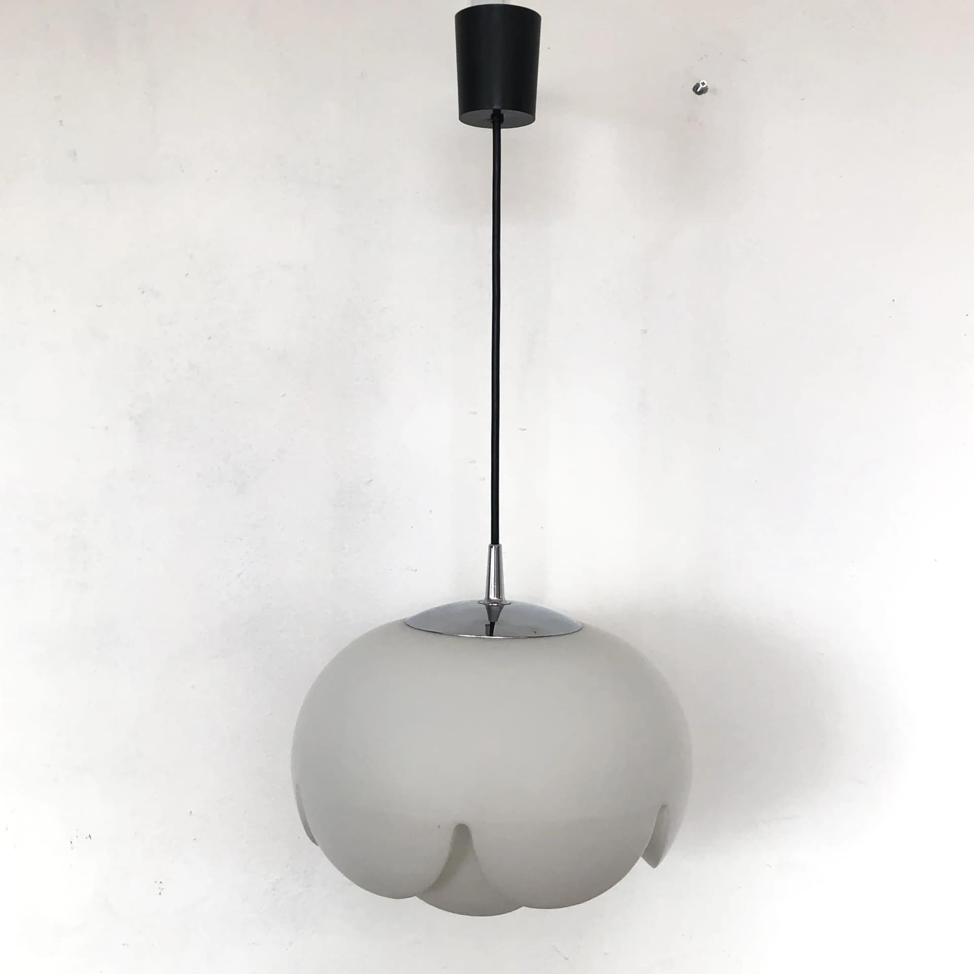 Lampa wisząca Seerose, szkło opalowe białe, stal chromowana, Peill&Putzler, Niemcy, lata 70. - 20221