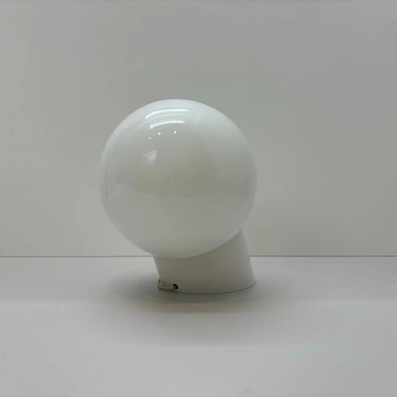 Ivory kinkiet bakelitowy z opalowym kloszem, modernistyczny, Niemcy, lata 70. - 20635