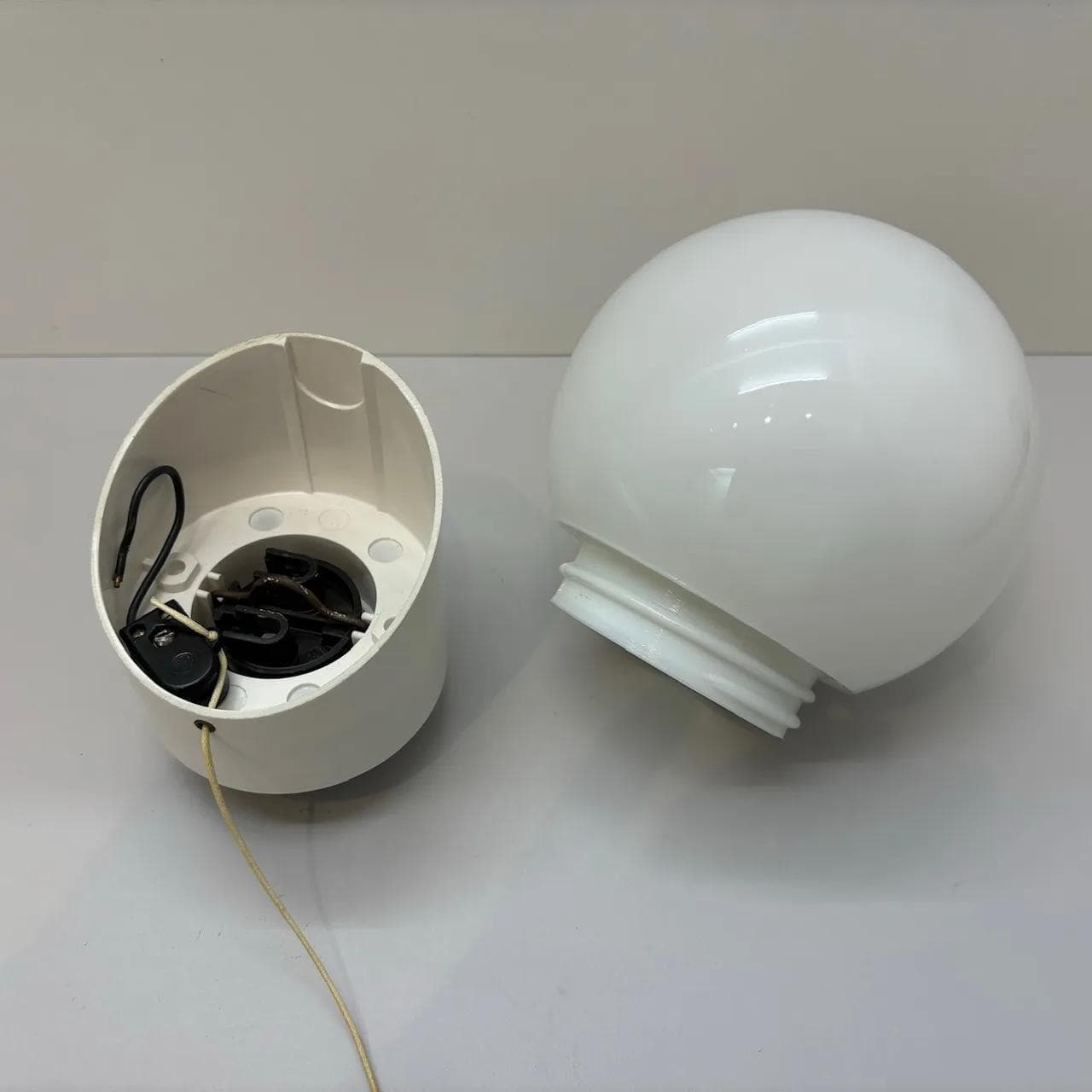 Ivory kinkiet bakelitowy z opalowym kloszem, modernistyczny, Niemcy, lata 70. - 20641