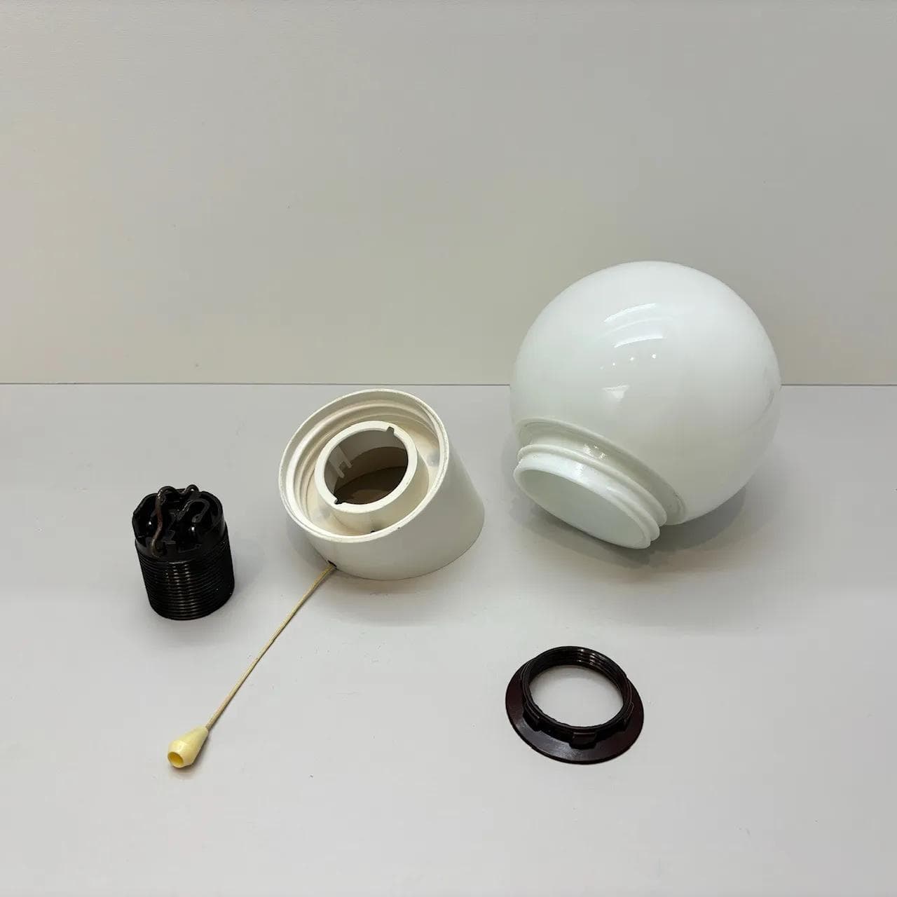 Ivory kinkiet bakelitowy z opalowym kloszem, modernistyczny, Niemcy, lata 70. - 20640