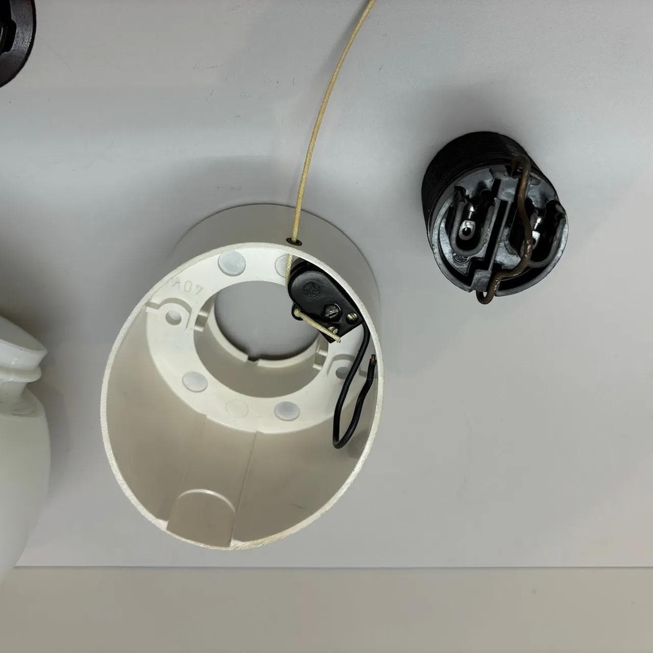 Ivory kinkiet bakelitowy z opalowym kloszem, modernistyczny, Niemcy, lata 70. - 20639