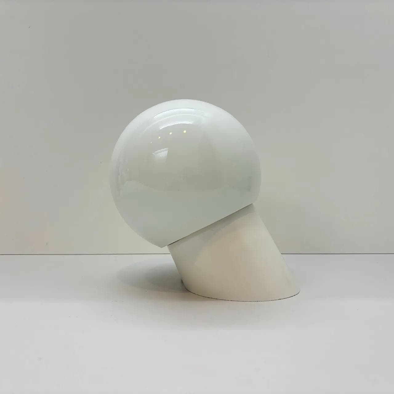 Ivory kinkiet bakelitowy z opalowym kloszem, modernistyczny, Niemcy, lata 70. - 20636