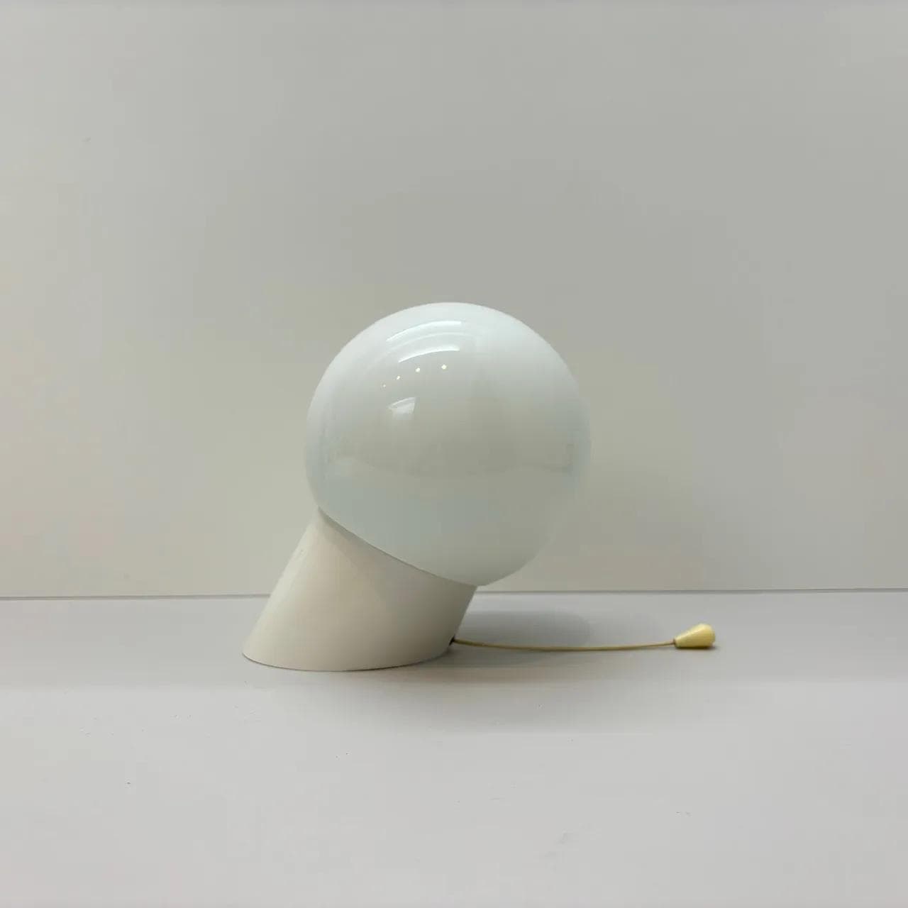 Ivory kinkiet bakelitowy z opalowym kloszem, modernistyczny, Niemcy, lata 70. - 20634