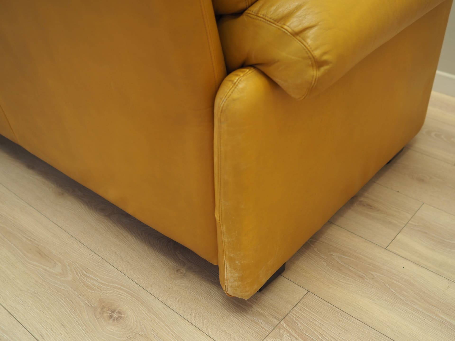 Sofa, skóra żółta, proj. T. Scarpa, B&B Italia, Włochy, lata 60. - 73580