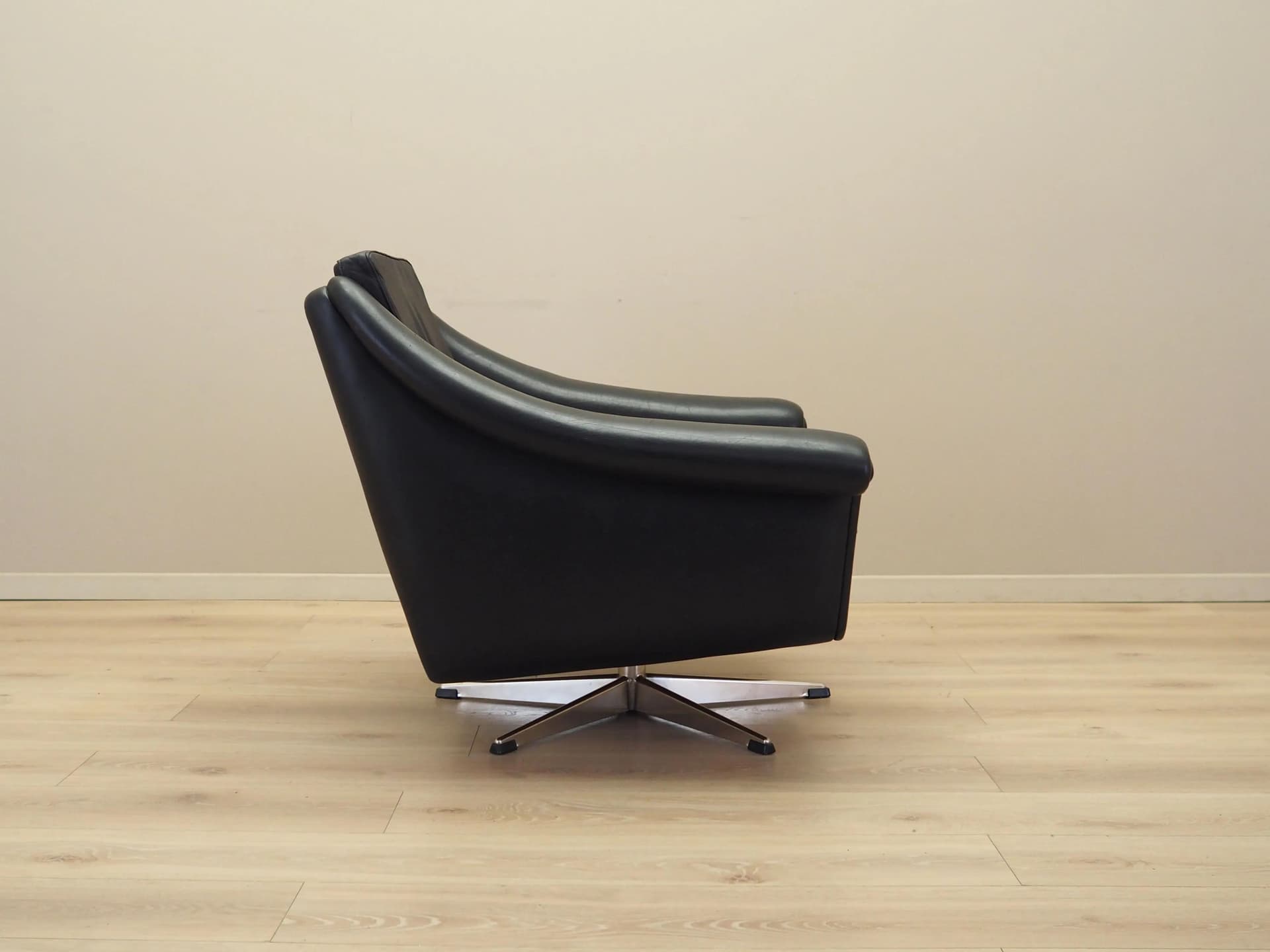 Fotel obrotowy, skóra naturalna czarna, metal, proj. A. Christiansen, Dania, lata 60. - 21354