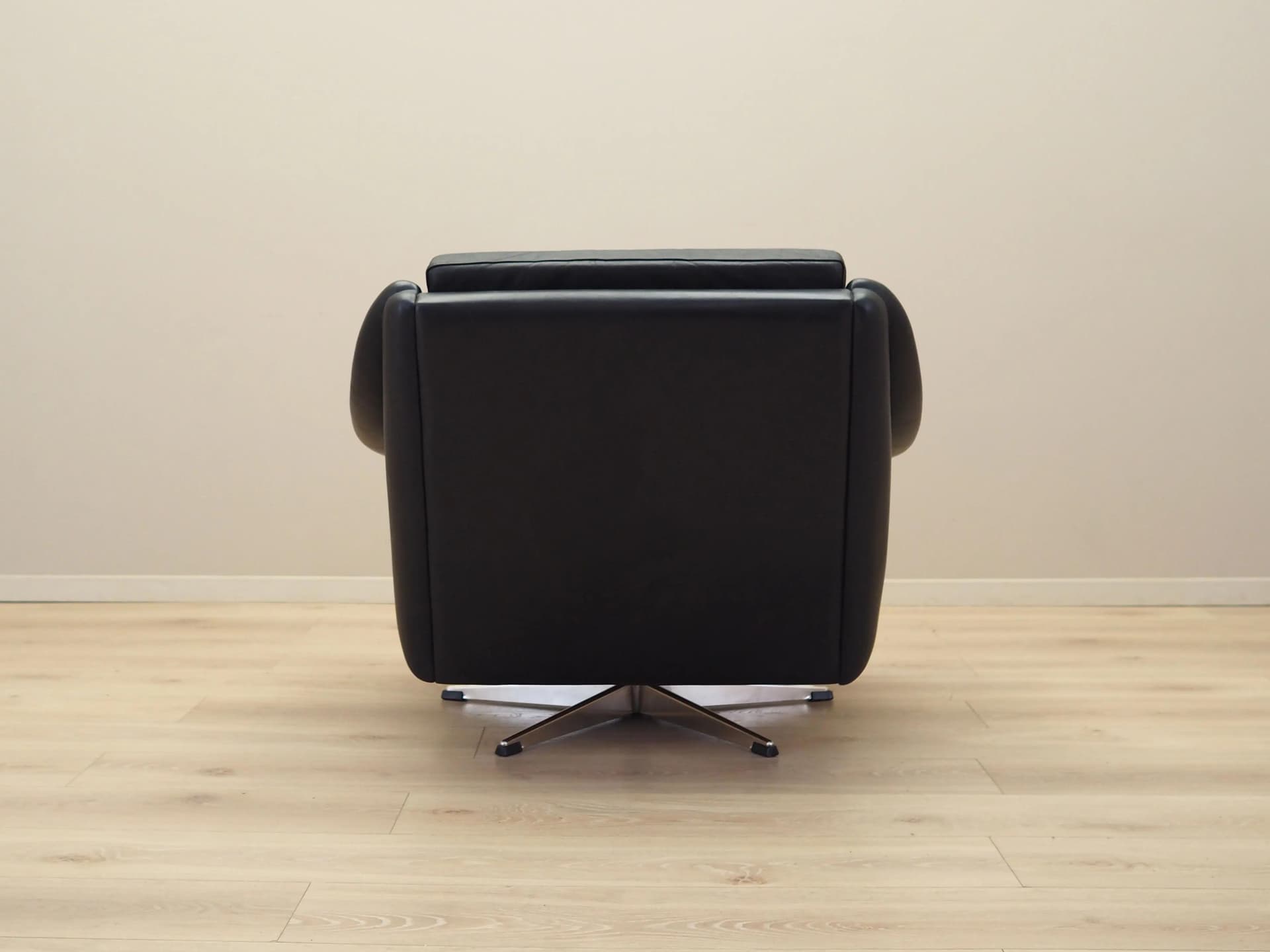 Fotel obrotowy, skóra naturalna czarna, metal, proj. A. Christiansen, Dania, lata 60. - 21352