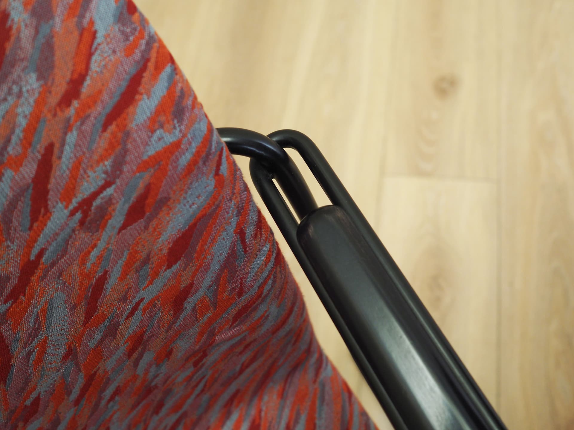 Komplet czterech krzeseł postmodernistycznych, multicolor tkanina, metal czarny, Włochy, lata 80. - 67411