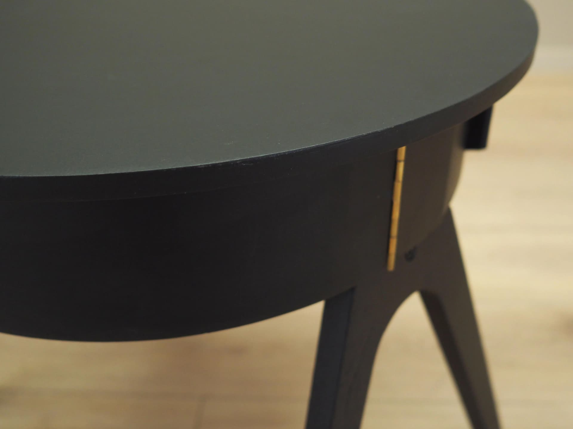 Stolik niciak, czarny, drewno, Dania, lata 70. - 21483