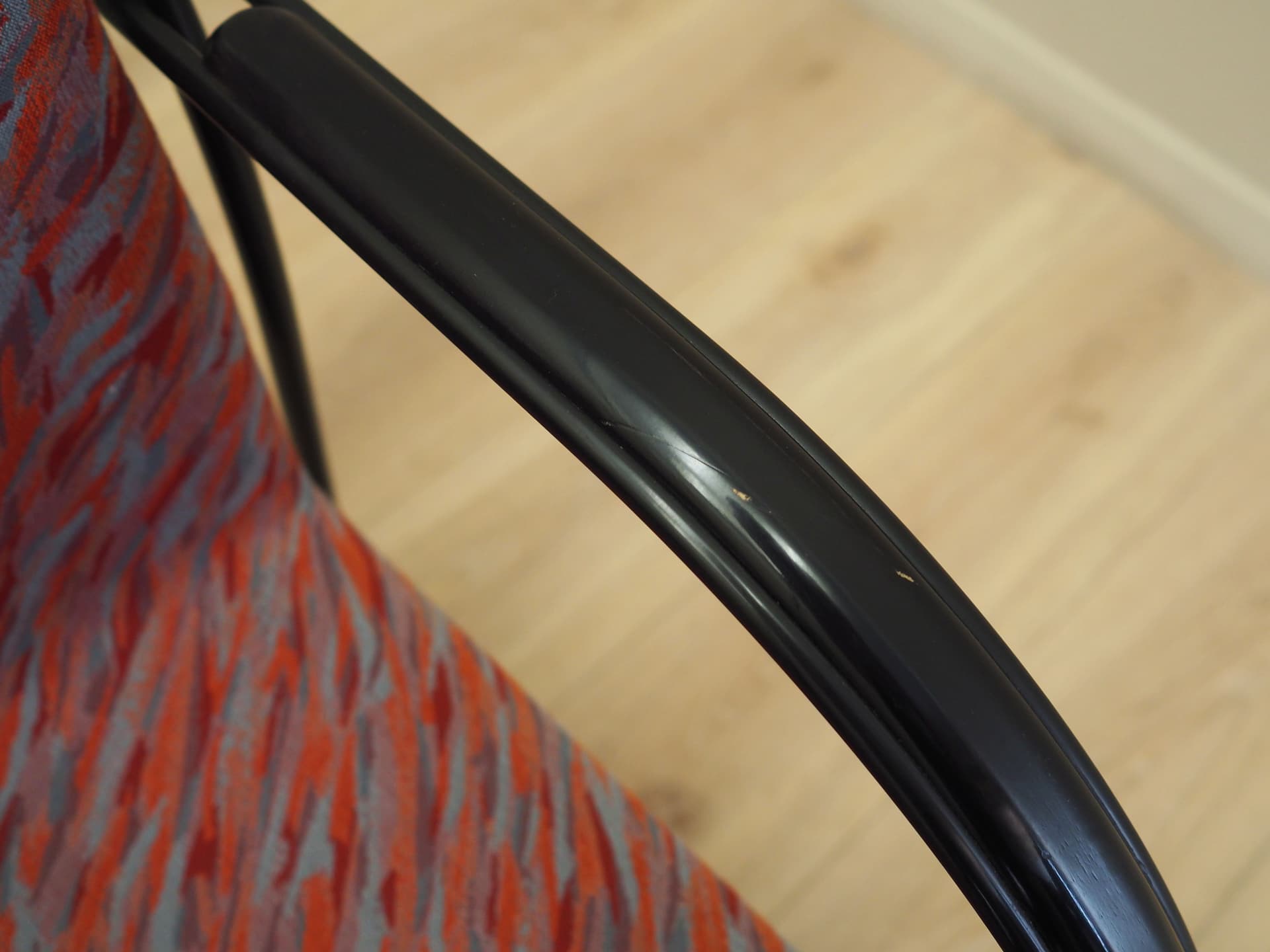 komplet czterech krzeseł postmodernistycznych, tapicerka multikolor, metal czarny, Włochy, lata 80. - 78001