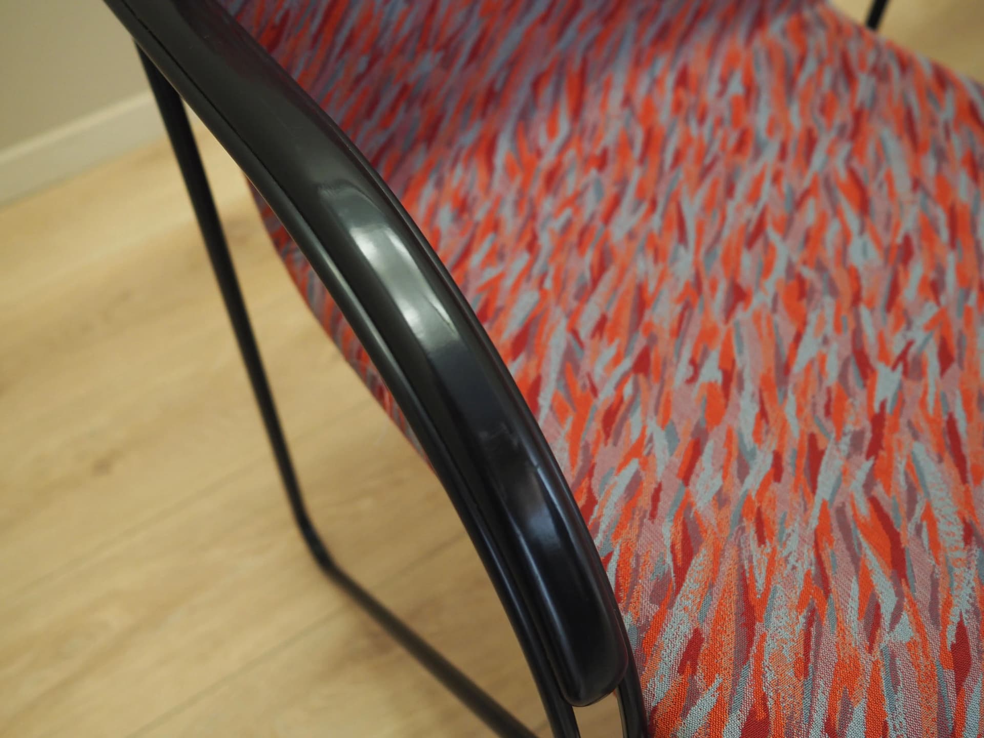 komplet czterech krzeseł postmodernistycznych, tapicerka multikolor, metal czarny, Włochy, lata 80. - 21753