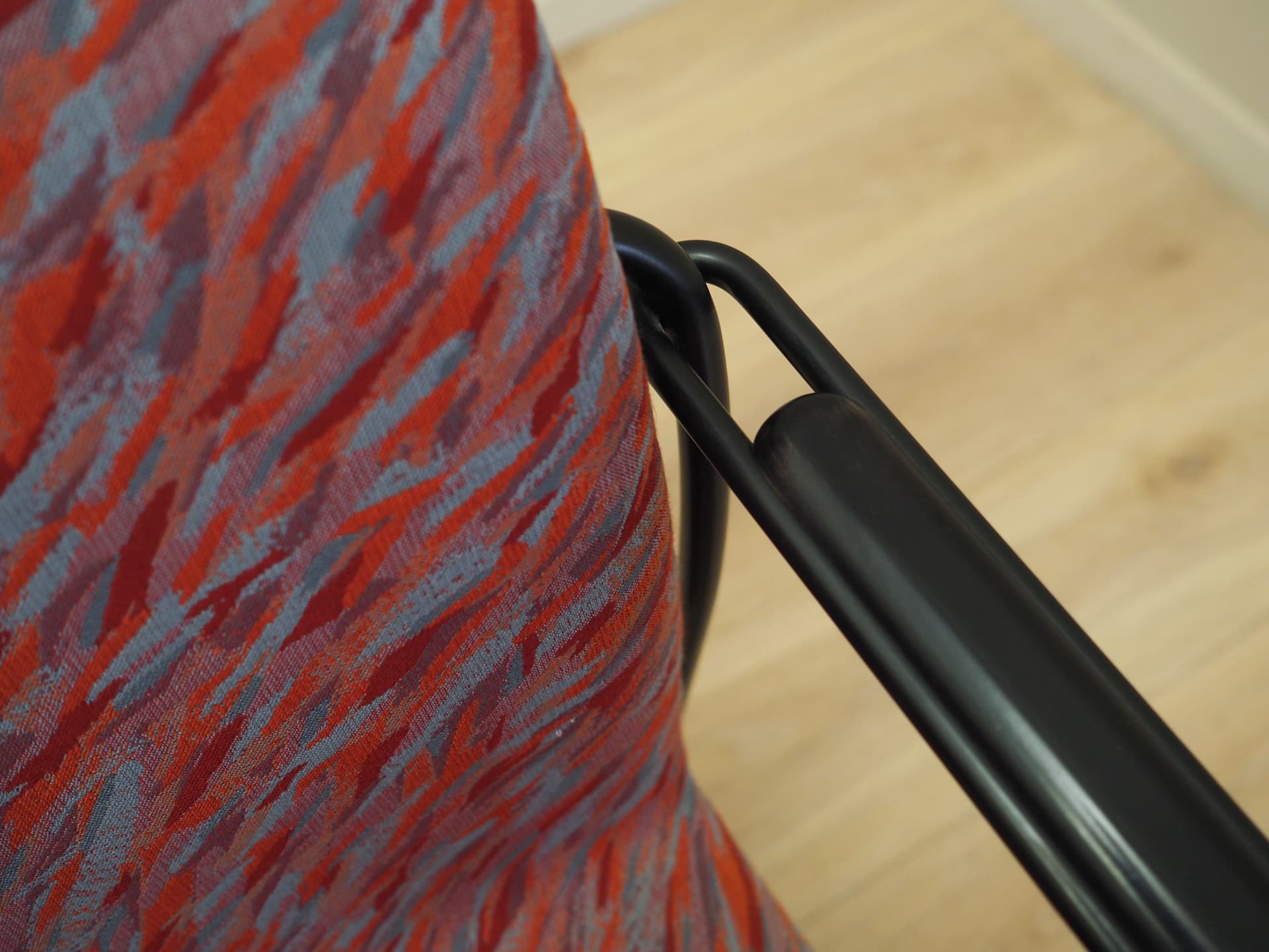 komplet czterech krzeseł postmodernistycznych, tapicerka multikolor, metal czarny, Włochy, lata 80. - 78000