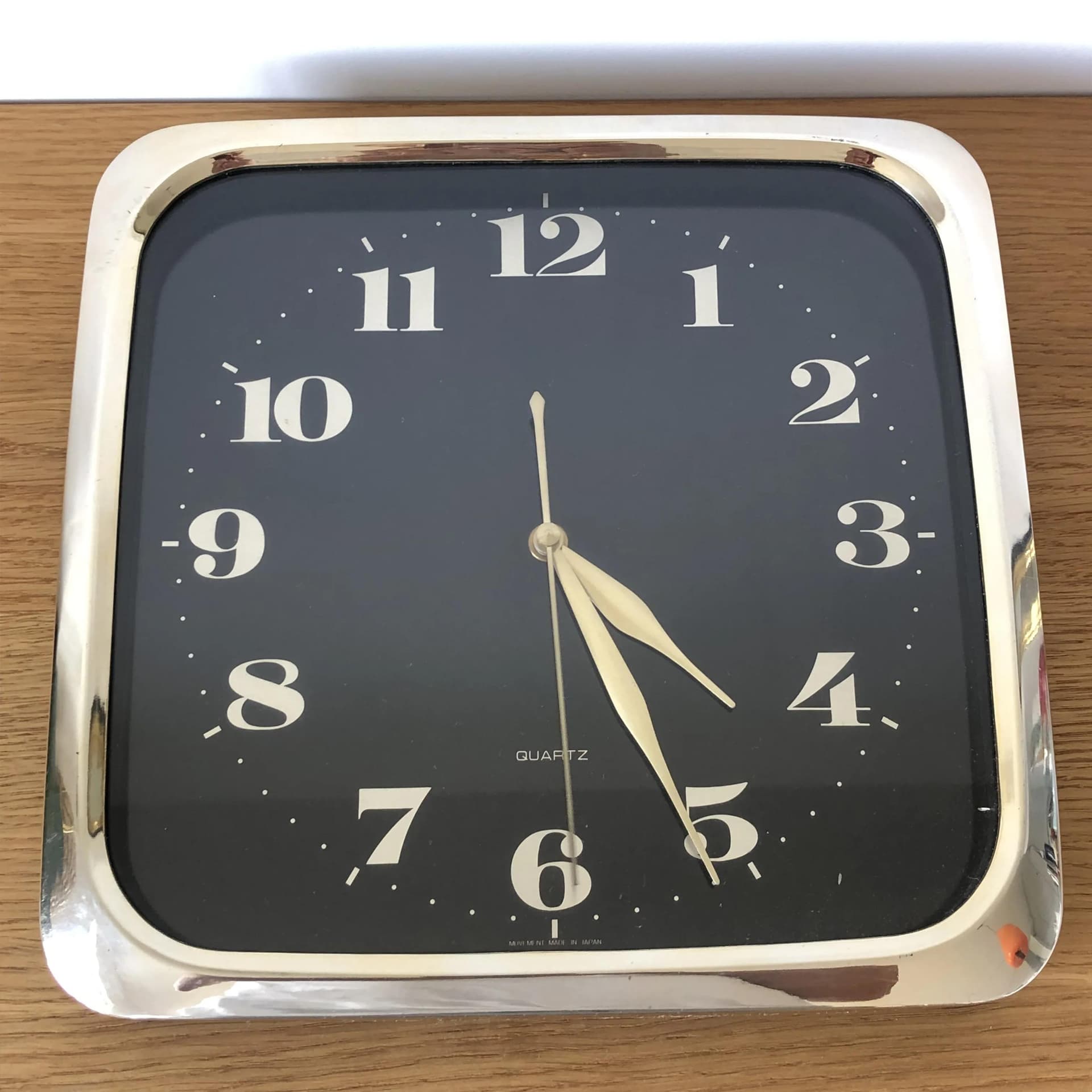 Zegar ścienny modernistyczny, czarny, plastik złoty, Japonia, lata 80. - 21820