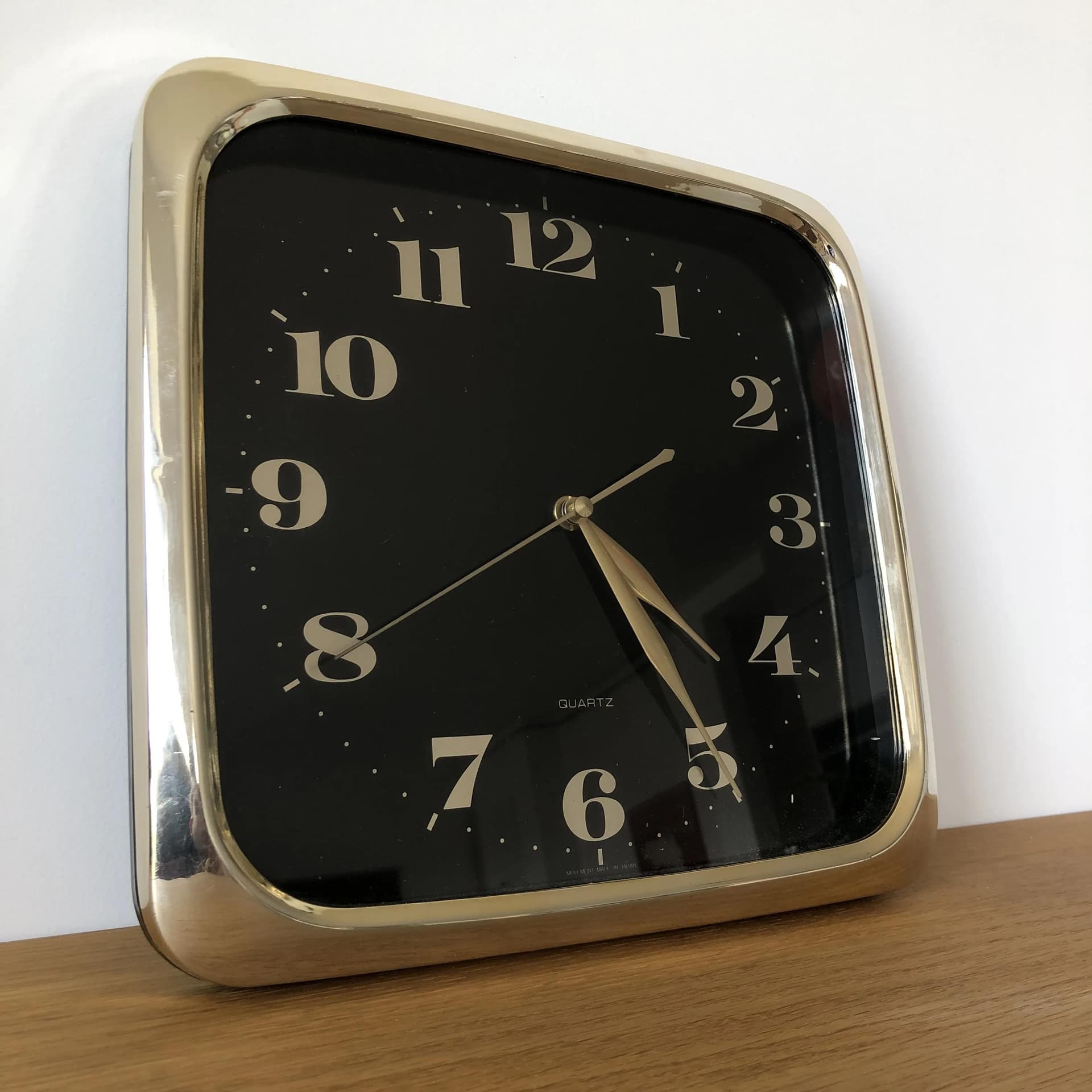 Zegar ścienny modernistyczny, czarny, plastik złoty, Japonia, lata 80. - 21821
