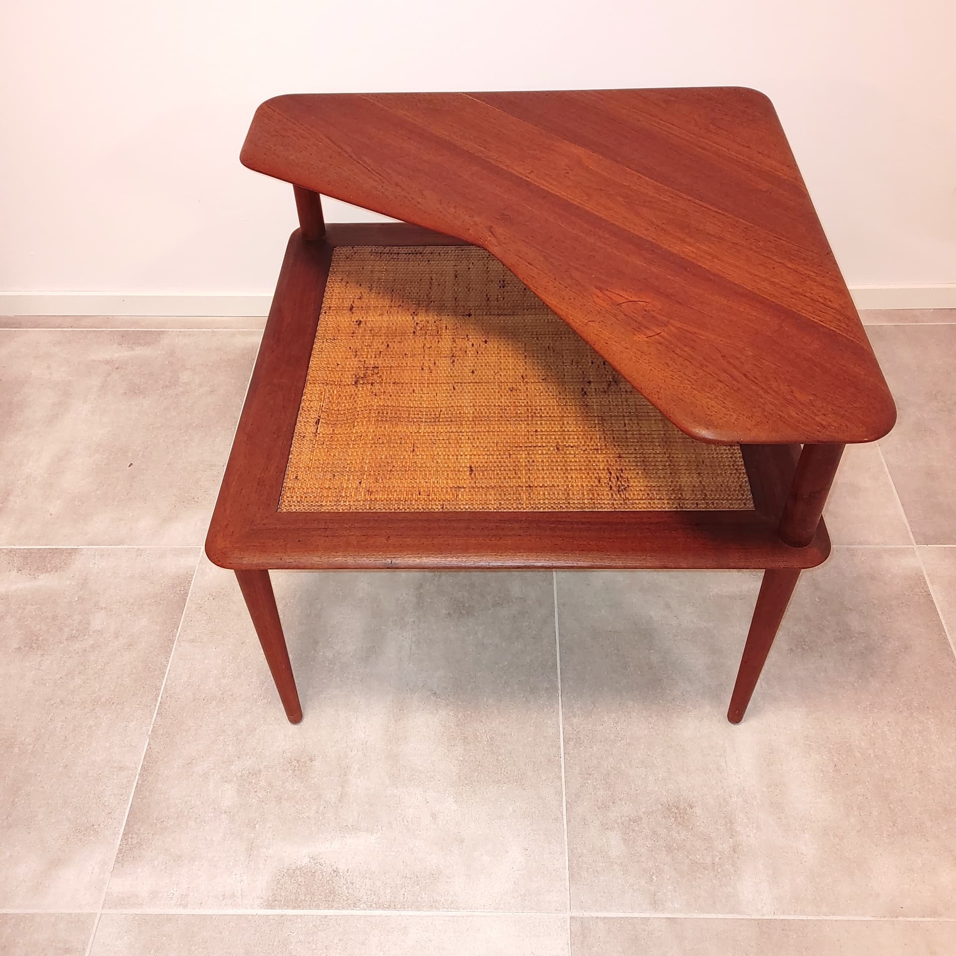 Stolik narożny, teak brązowy, rattan naturalny, proj. P. Hvidt & O. Mølgaard Nielsen, France & Son, Dania, lata 60. - 79200