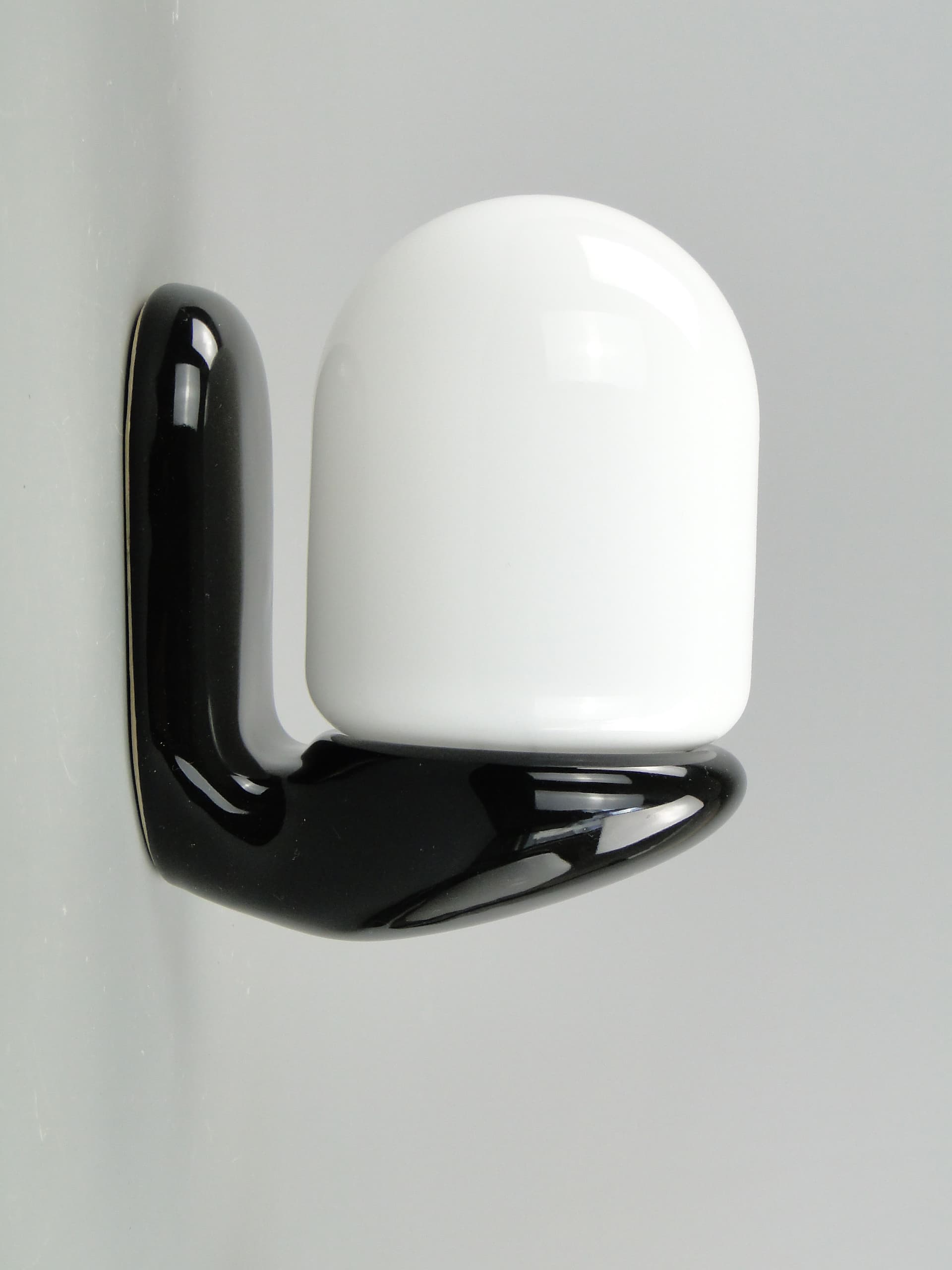 Para kinkietów, ceramika czarna, szkło białe, Polska, lata 70. - 2416