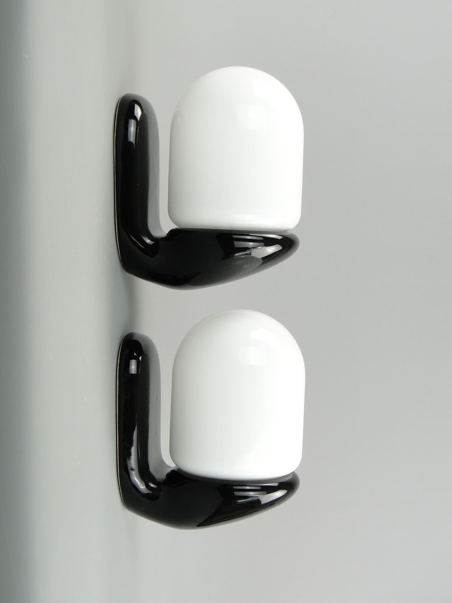 Para kinkietów, ceramika czarna, szkło białe, Polska, lata 70. - 2417