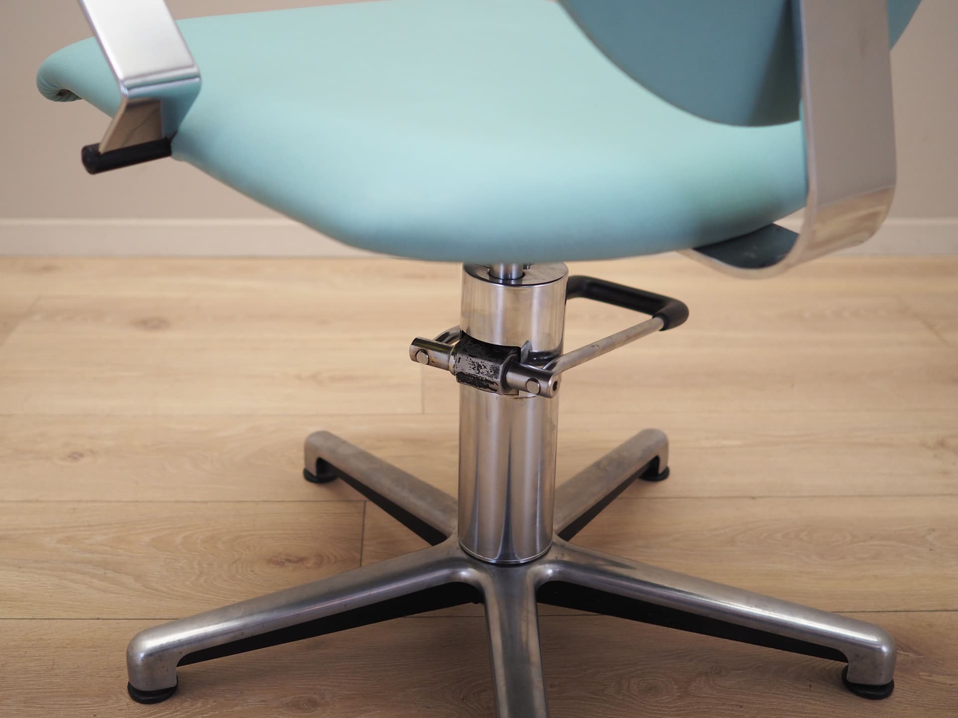 Fotel fryzjerski, turkus ekoskóra, metal chromowany, Dania, lata 80. - 66521