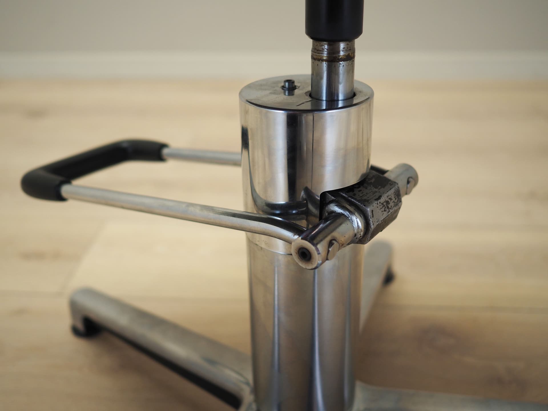 Fotel fryzjerski, turkus ekoskóra, metal chromowany, Dania, lata 80. - 66524