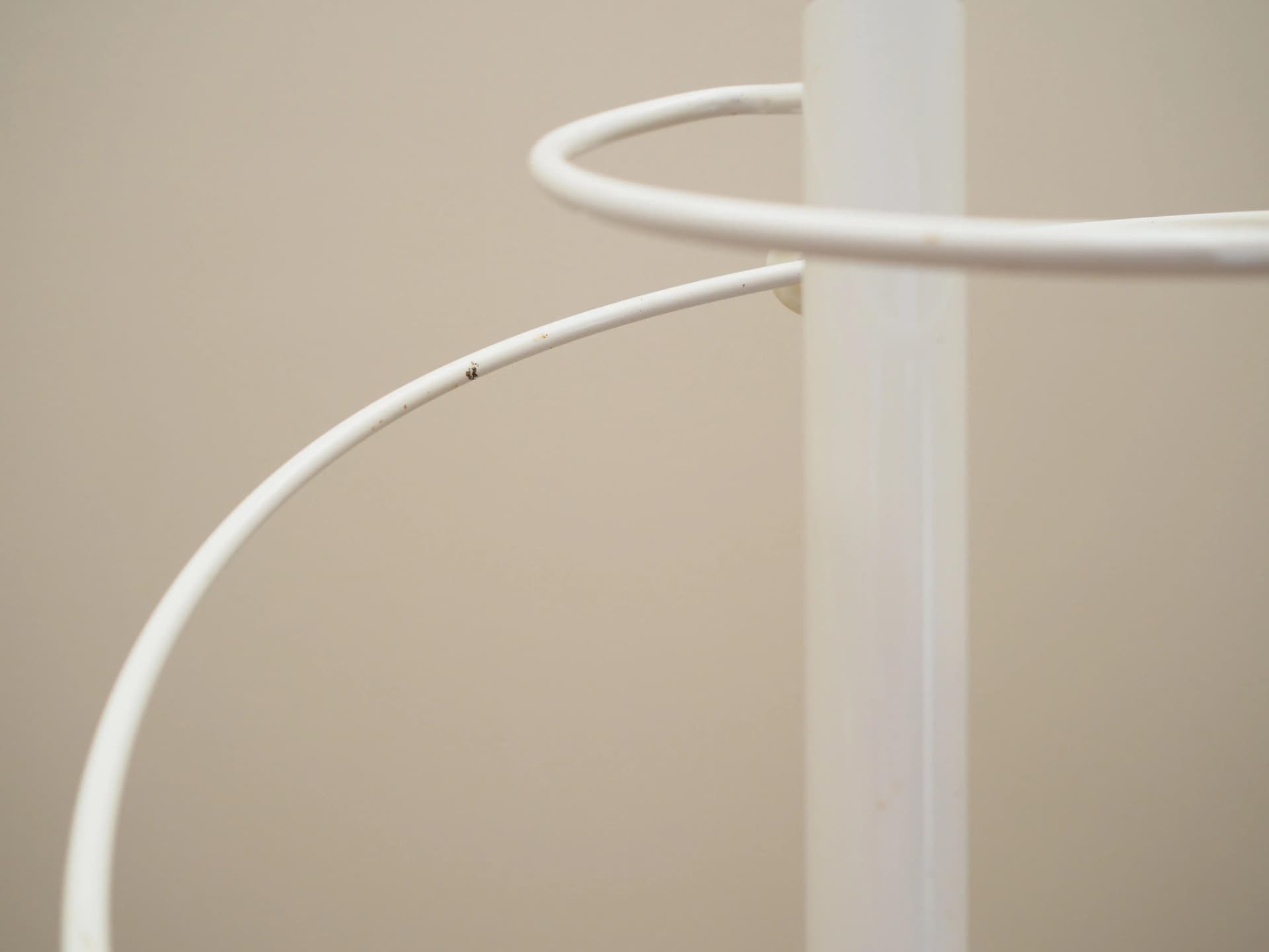 Wieszak stojący, metal biały, Dania, lata 70. - 22611