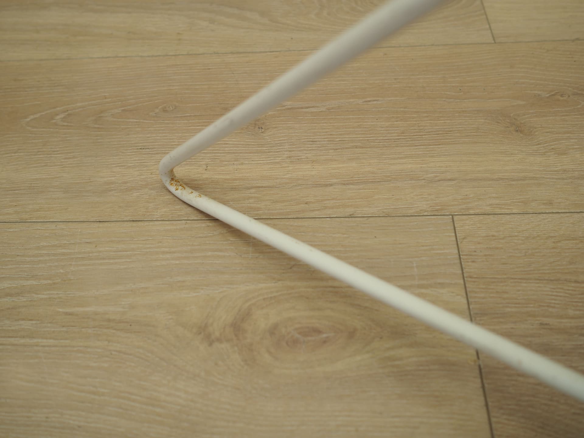 Wieszak stojący, metal biały, Dania, lata 70. - 66515