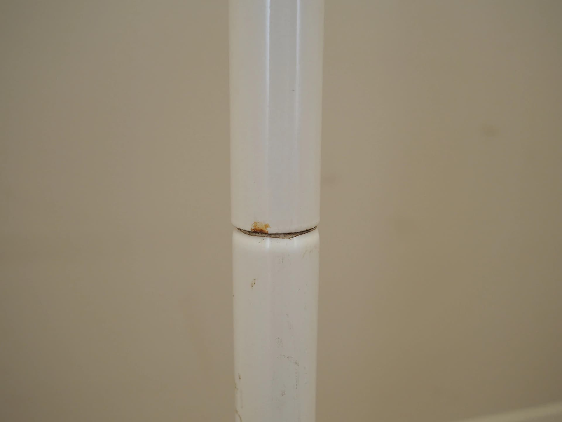 Wieszak stojący, metal biały, Dania, lata 70. - 22616