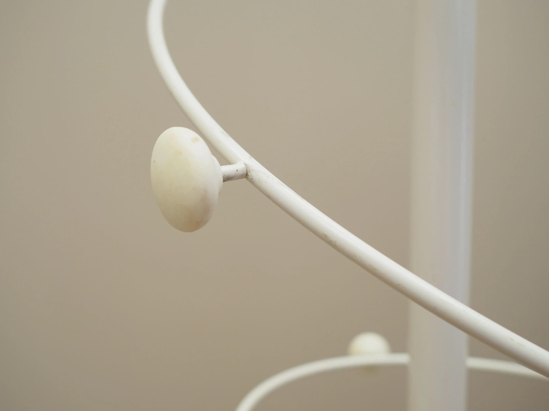 Wieszak stojący, metal biały, Dania, lata 70. - 22614