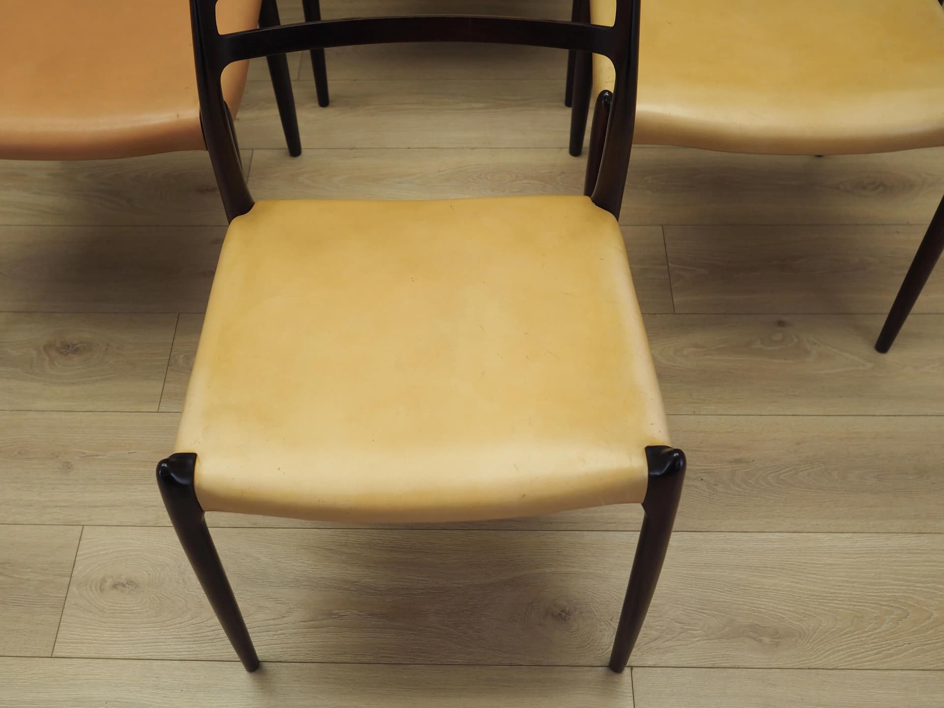 Komplet sześciu krzeseł Model 78, mahoń, skóra beżowa, proj. N. O. Møller, Dania, lata 60. - 23012