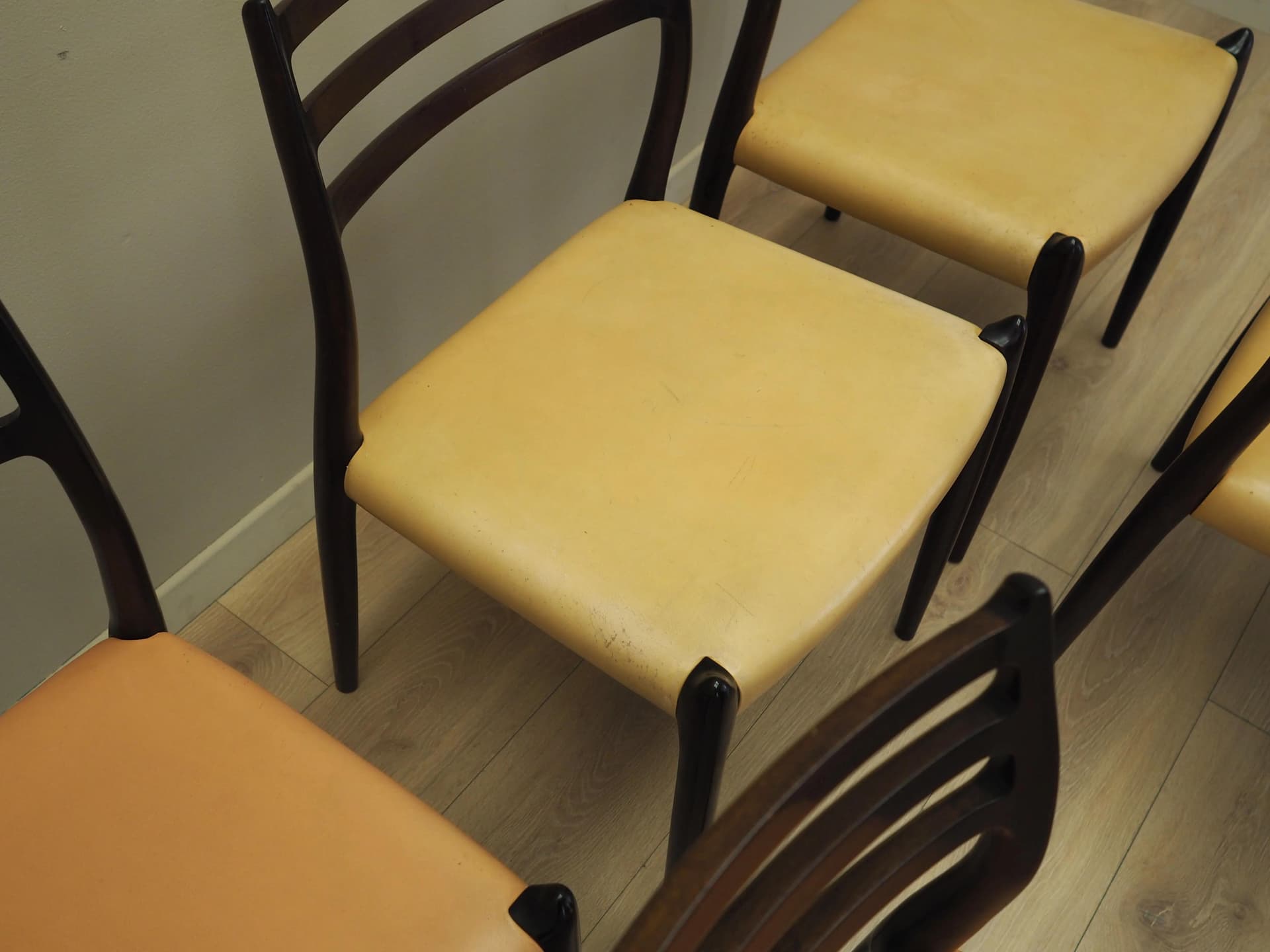 Komplet sześciu krzeseł Model 78, mahoń, skóra beżowa, proj. N. O. Møller, Dania, lata 60. - 23013