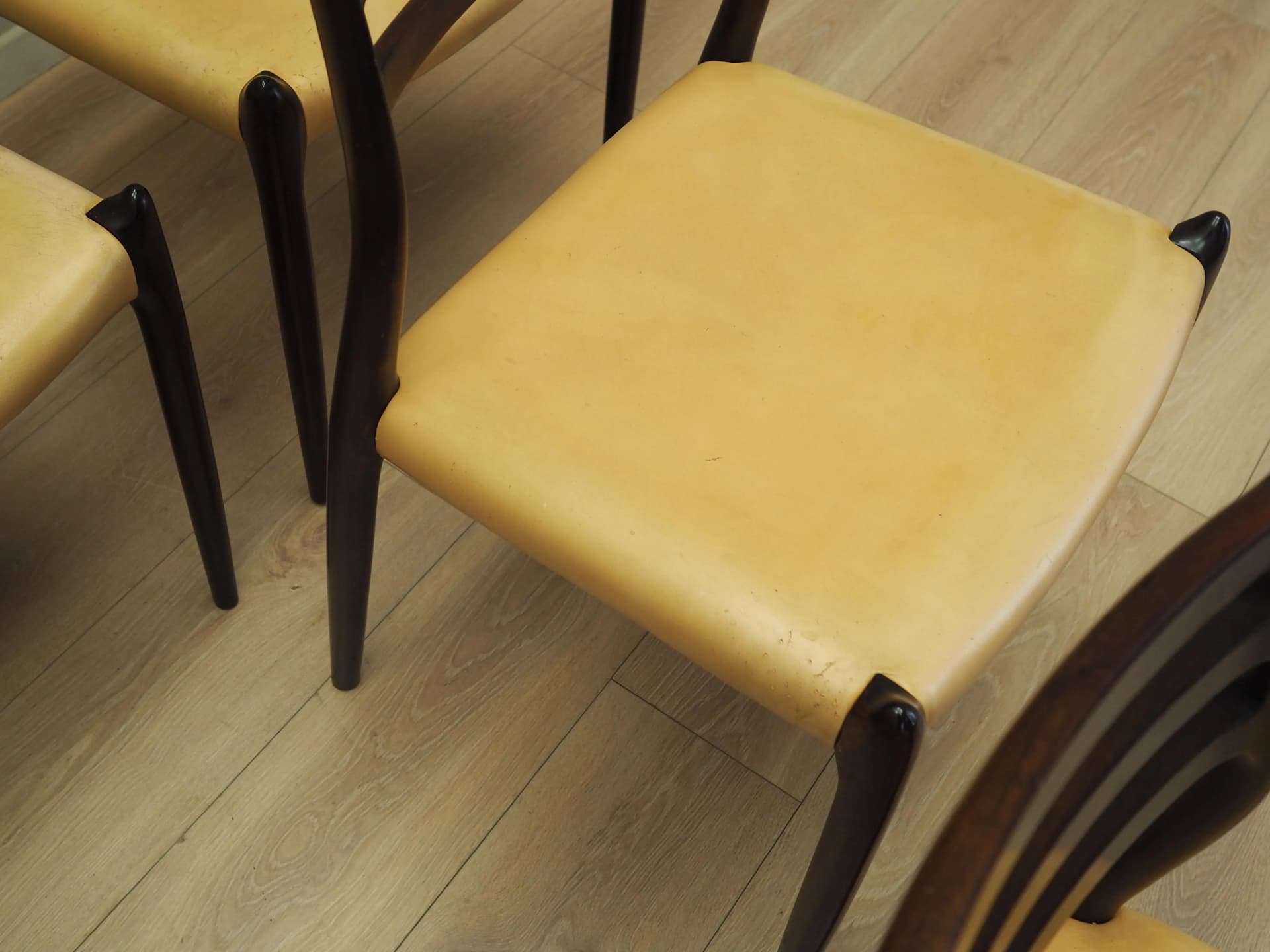 Komplet sześciu krzeseł Model 78, mahoń, skóra beżowa, proj. N. O. Møller, Dania, lata 60. - 23014