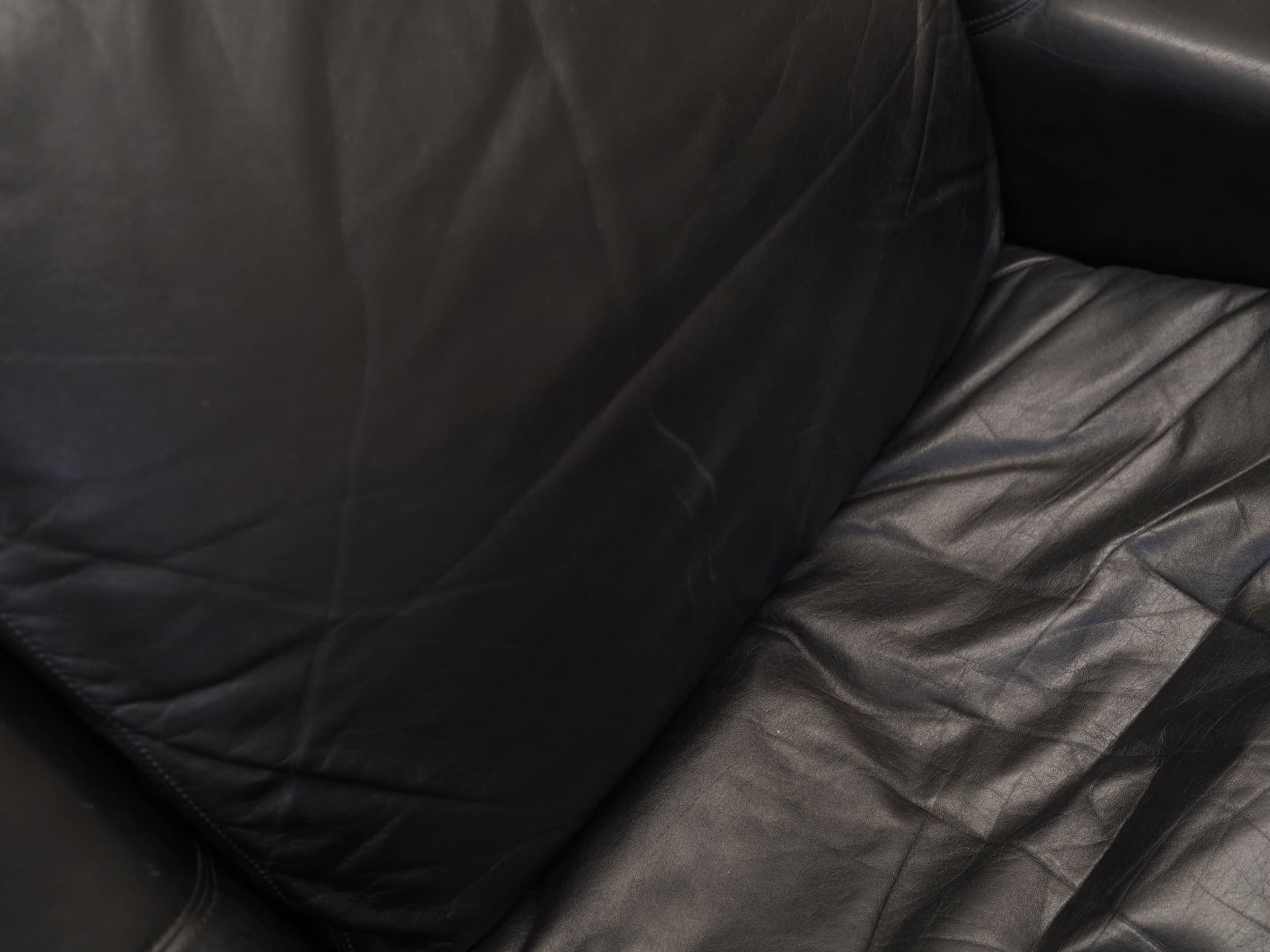 Fotel obrotowy, skóra naturalna czarna, metal, proj. W. Langenfeld, Dania, lata 70. - 77955