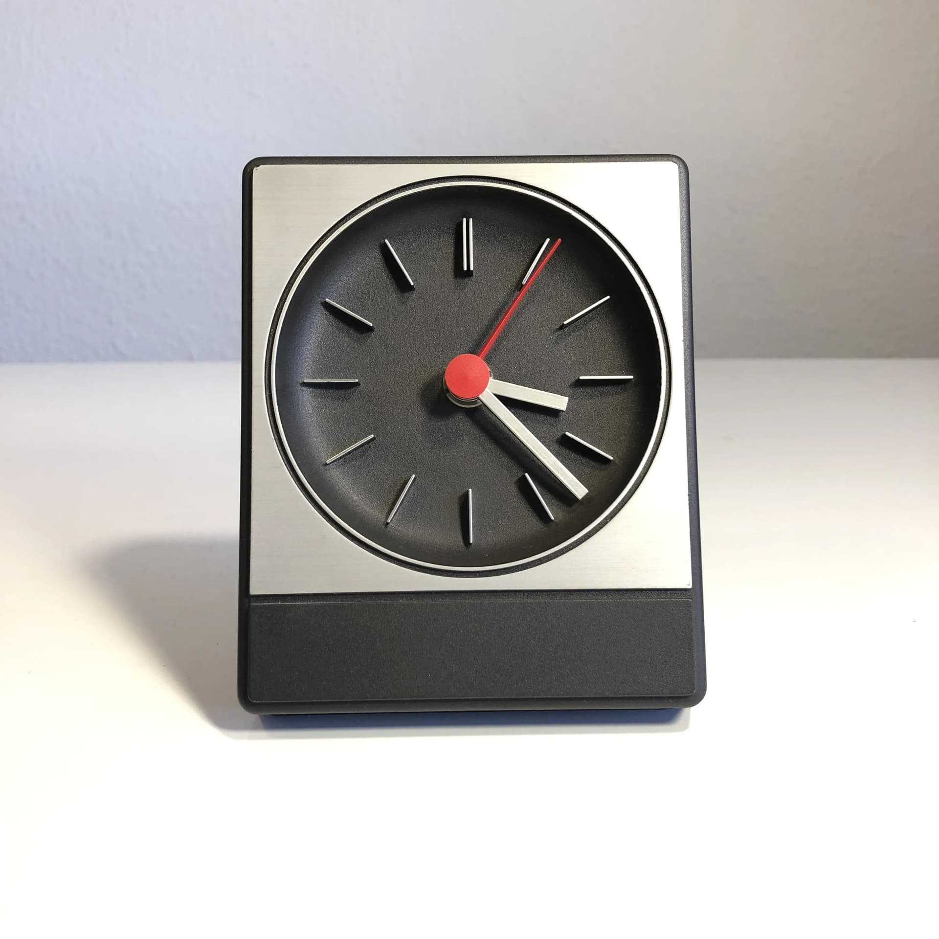 Zegar stojący, szary, plastik, Niemcy, lata 80. - 22728