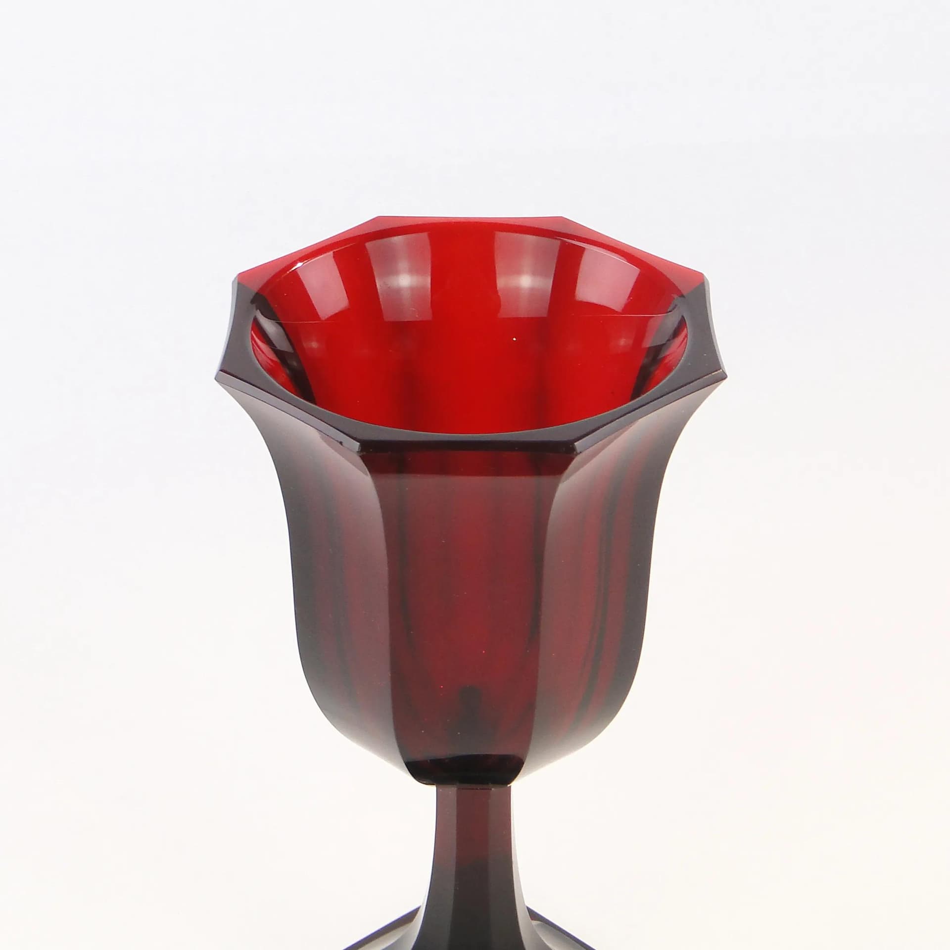 Wazon pucharowy, rubinowy, kryształ, Polska, lata 40. - 22900