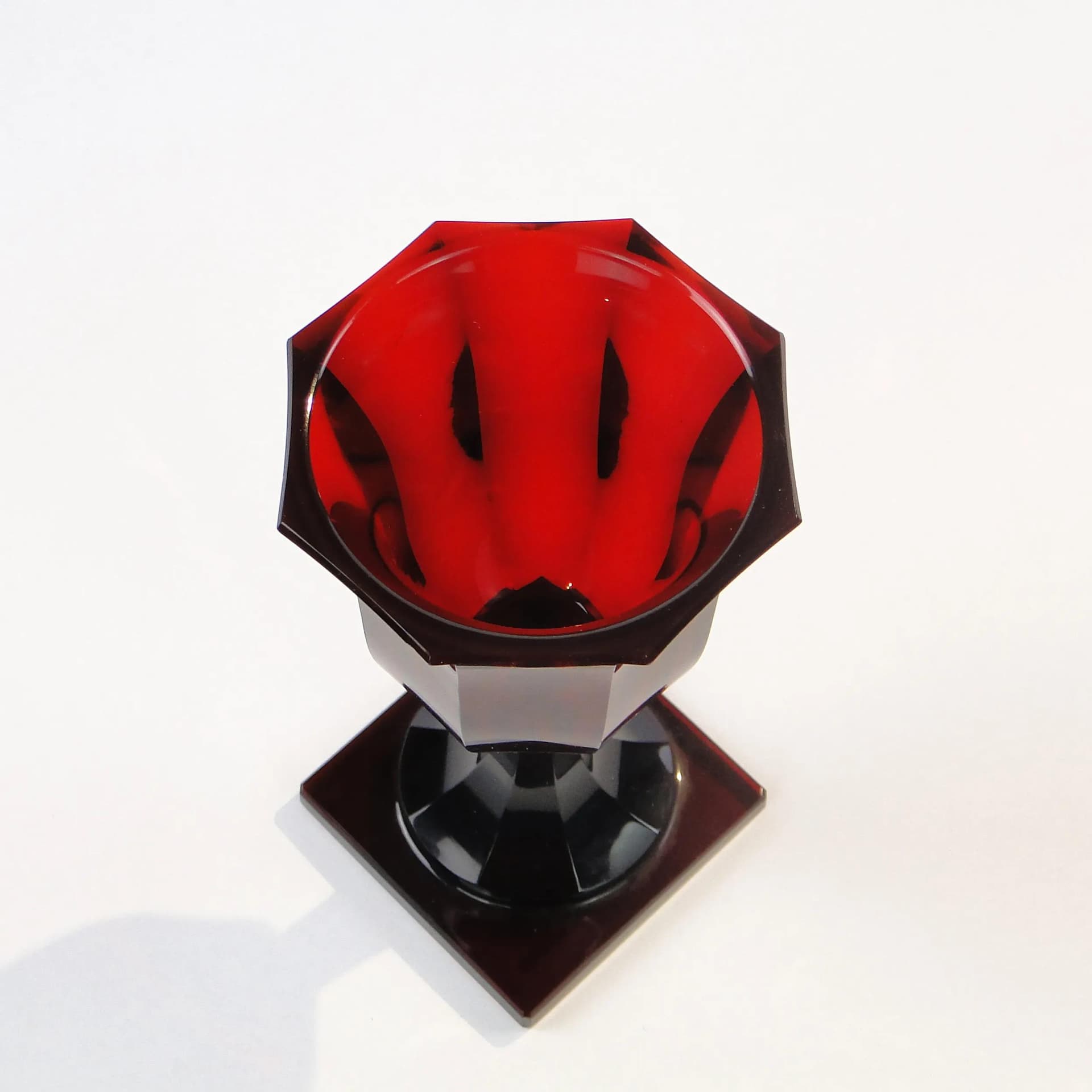 Wazon pucharowy, rubinowy, kryształ, Polska, lata 40. - 22901