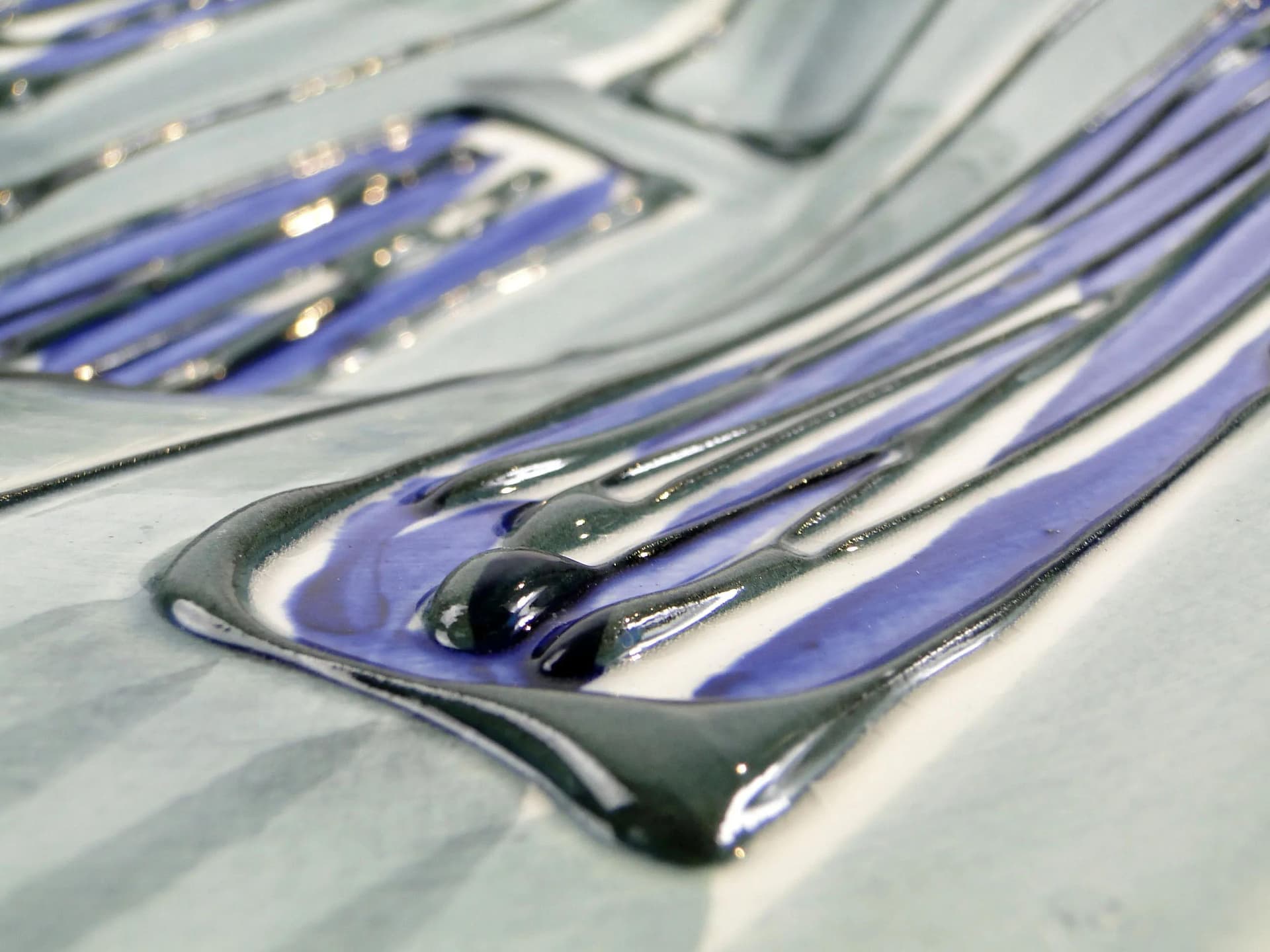 Szara fajansowa patera dekoracyjna kapelusz z wypukłą dekoracją kobaltową, proj. Instytut Wzornictwa Przemysłowego dla Włocławka, Polska, lata 50. - 23311