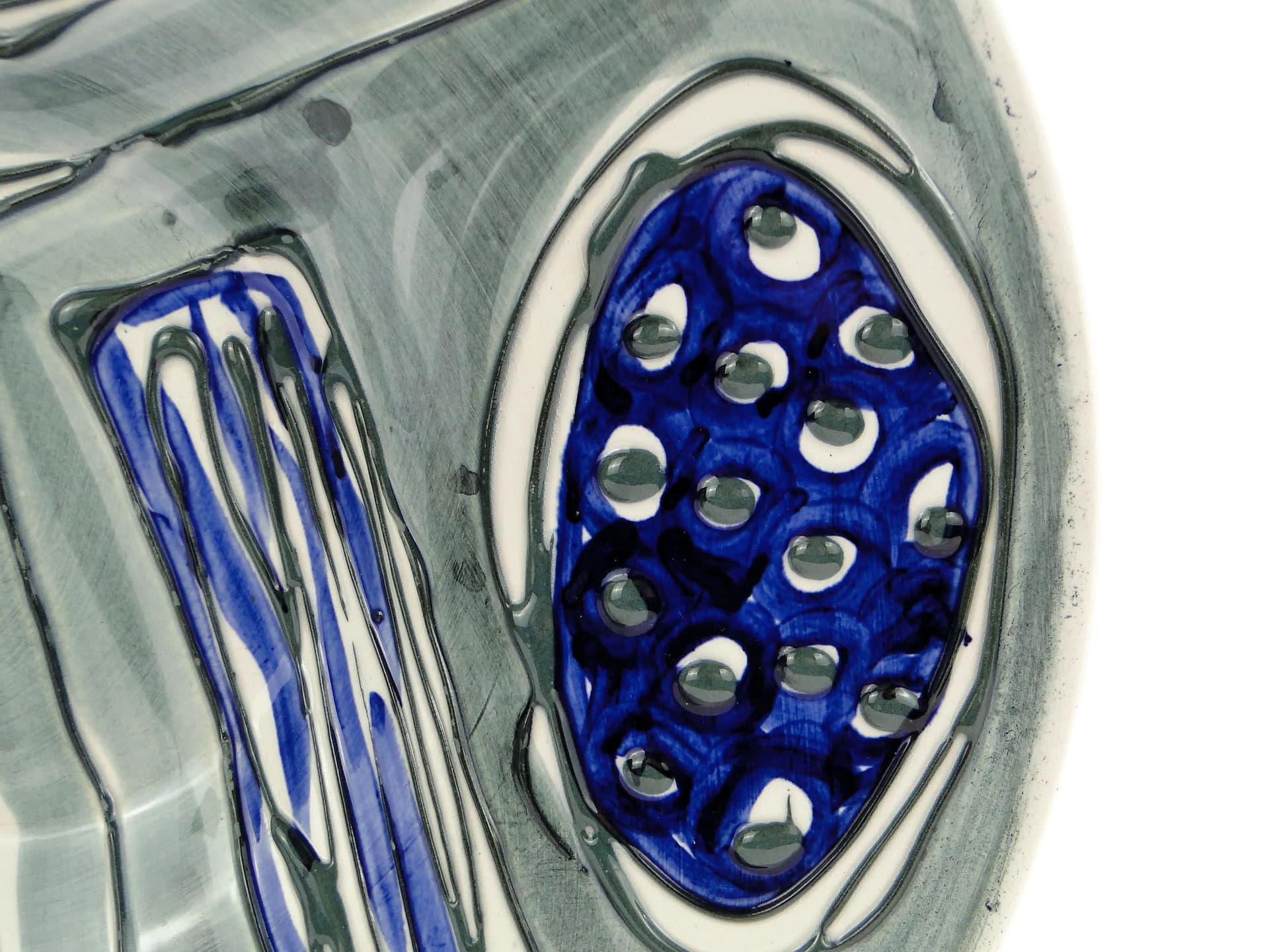 Szara fajansowa patera dekoracyjna kapelusz z wypukłą dekoracją kobaltową, proj. Instytut Wzornictwa Przemysłowego dla Włocławka, Polska, lata 50. - 23305