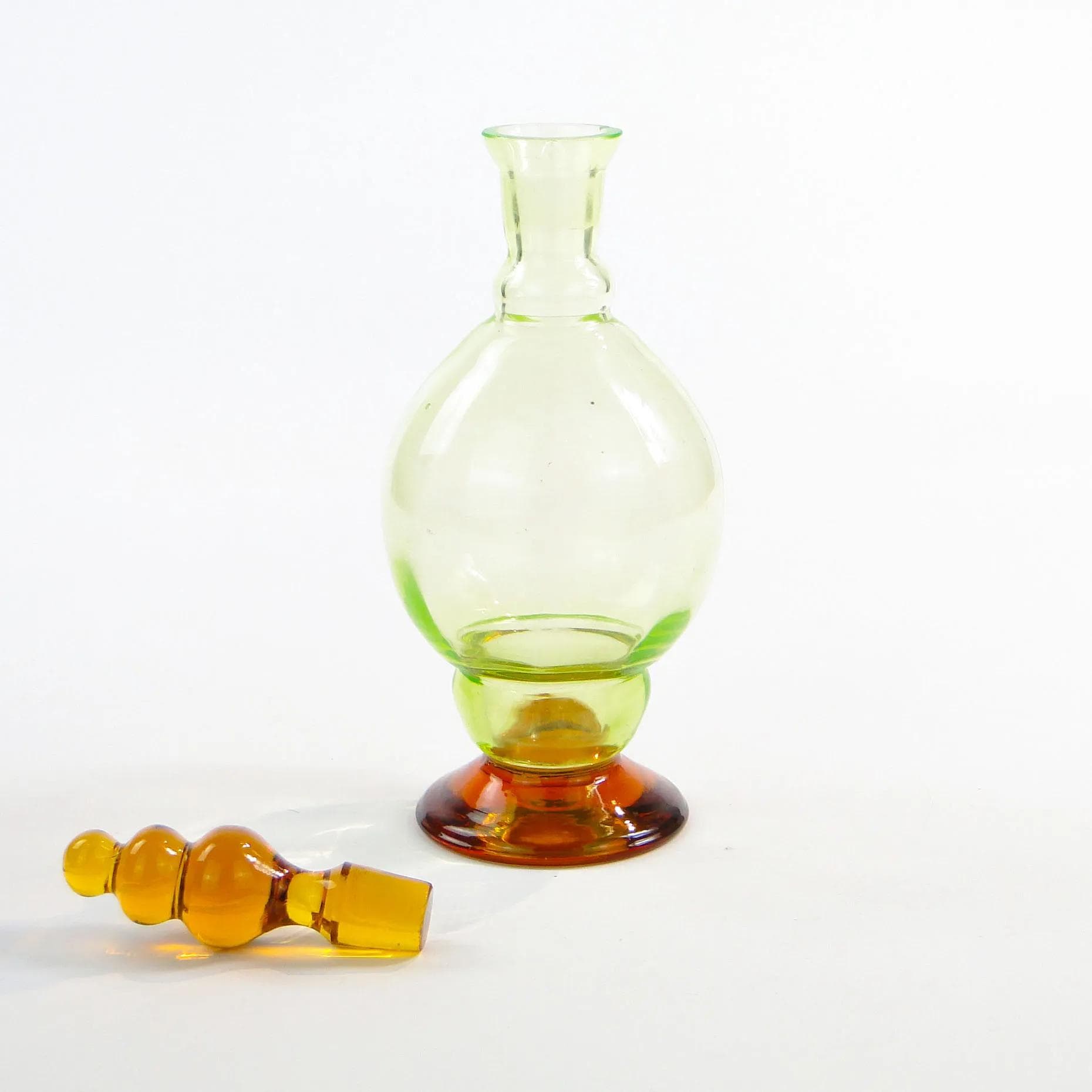 Karafka Art Deco, szkło uranowe jasnozielone, szkło pomarańczowe, Zawiercie, Polska, lata 30. - 23299