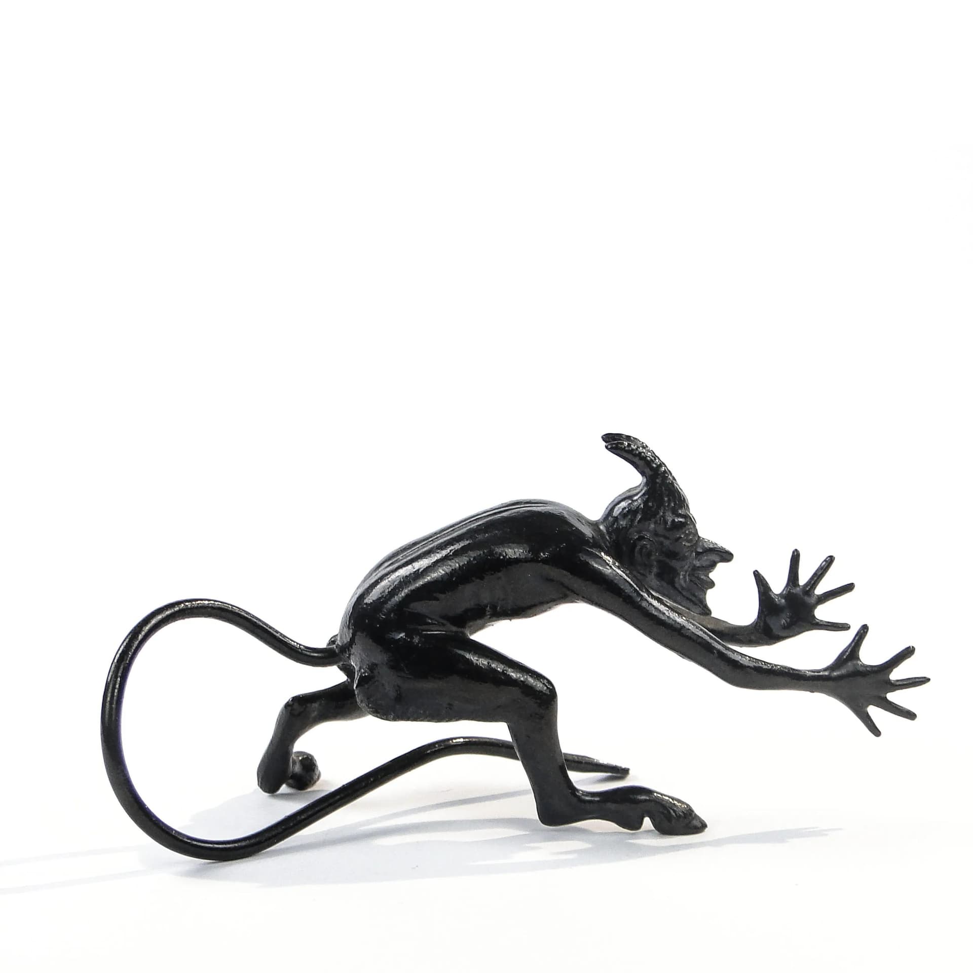 Figurka Tańczący Mefisto, czarny, żeliwo emaliowane, Polska, początek XX w. - 23640