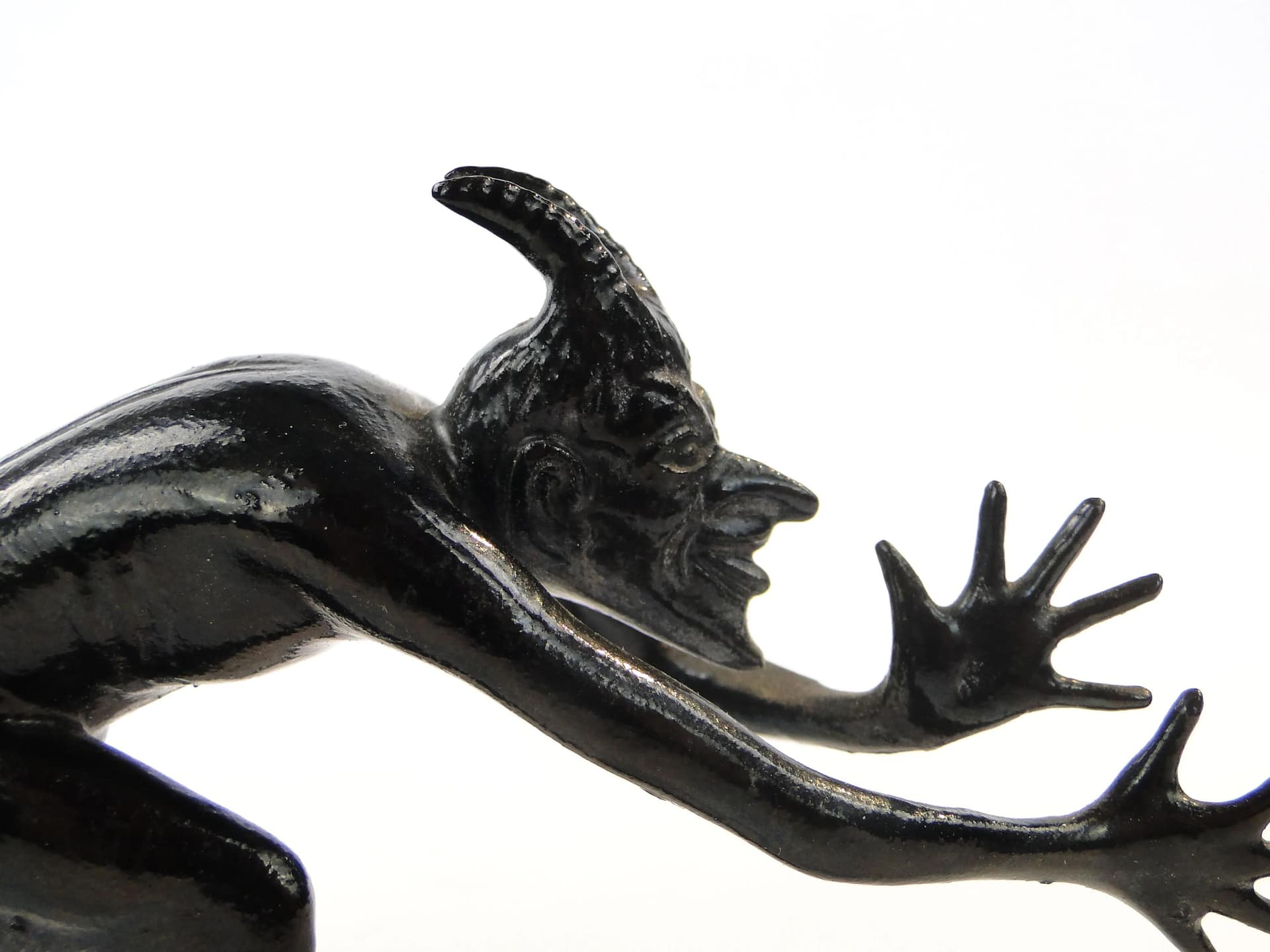 Figurka Tańczący Mefisto, czarny, żeliwo emaliowane, Polska, początek XX w. - 23645