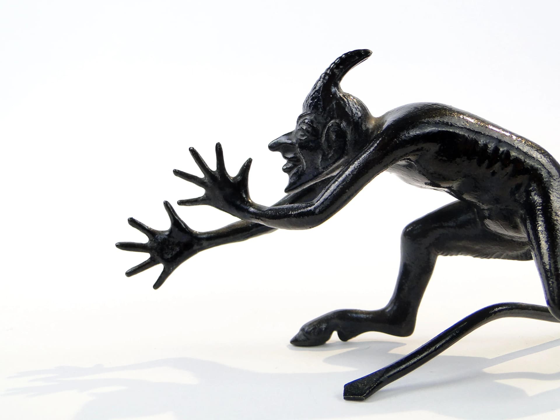 Figurka Tańczący Mefisto, czarny, żeliwo emaliowane, Polska, początek XX w. - 23643